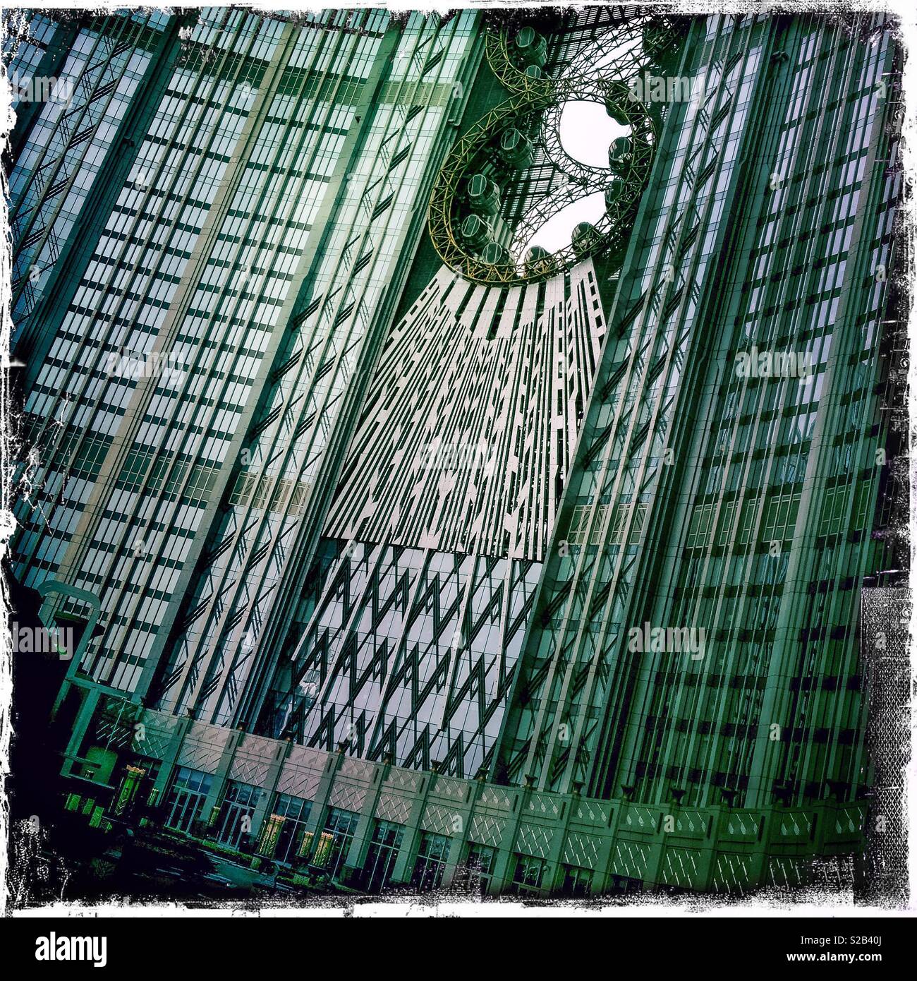 La bobine d'Or, la première figure-8 grande roue, à Studio City Hotel, casino et centre commercial, Macao. 8 est un chiffre porte-bonheur dans la culture chinoise. - Image de stock capturée avec un smartphone