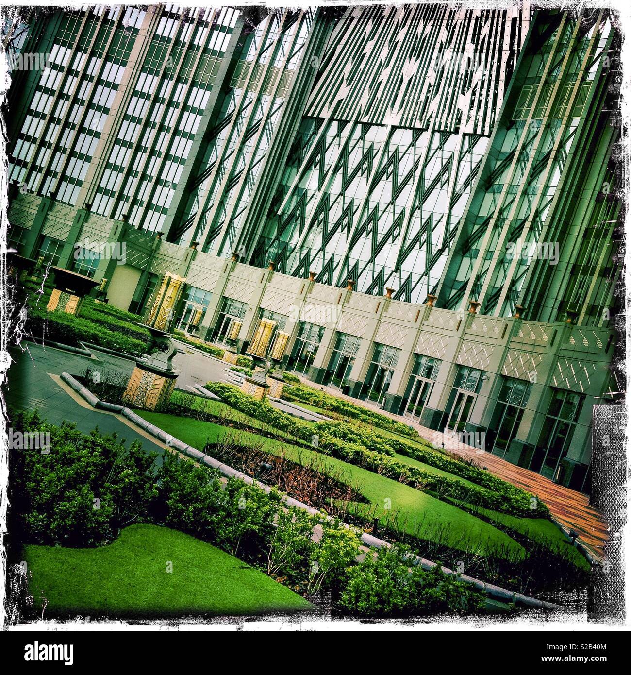 Le jardin formel au niveau 3 de l'hôtel Studio City, casino et centre commercial, Macao, Chine - Image de stock capturée avec un smartphone