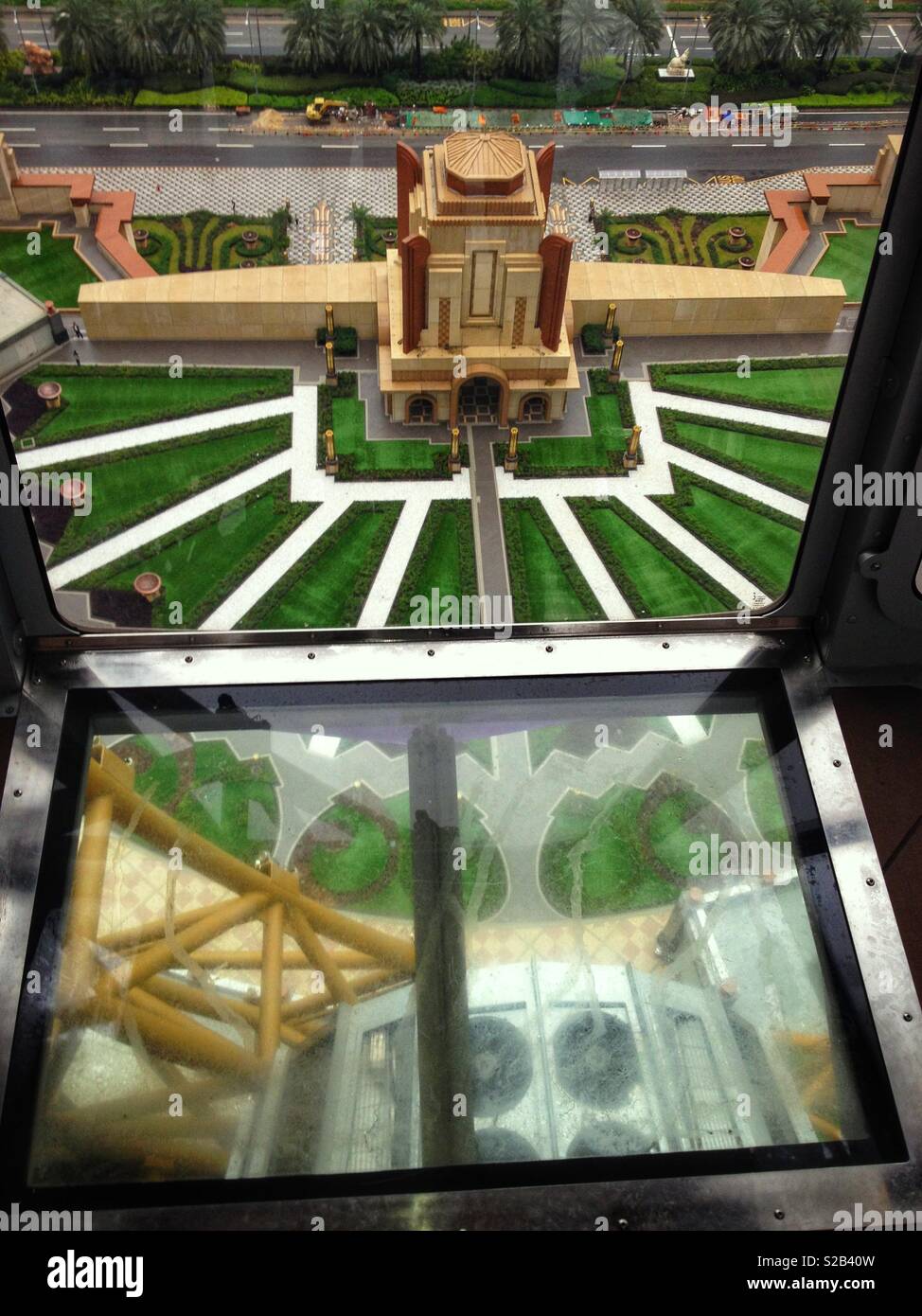 Le jardin formel au niveau 3 de l'hôtel Studio City, casino et centre commercial, Macao, vu de la bobine d'Or, la première figure-8 Grande roue - Image de stock capturée avec un smartphone