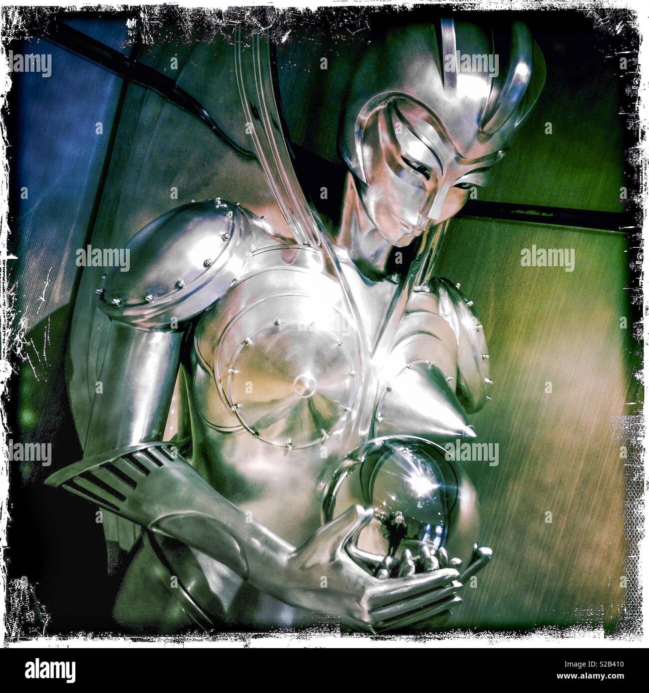 L'une des nombreuses figures de style Art Déco stylisée dans Studio City Hotel, casino et centre commercial, Macao, Chine - Image de stock capturée avec un smartphone