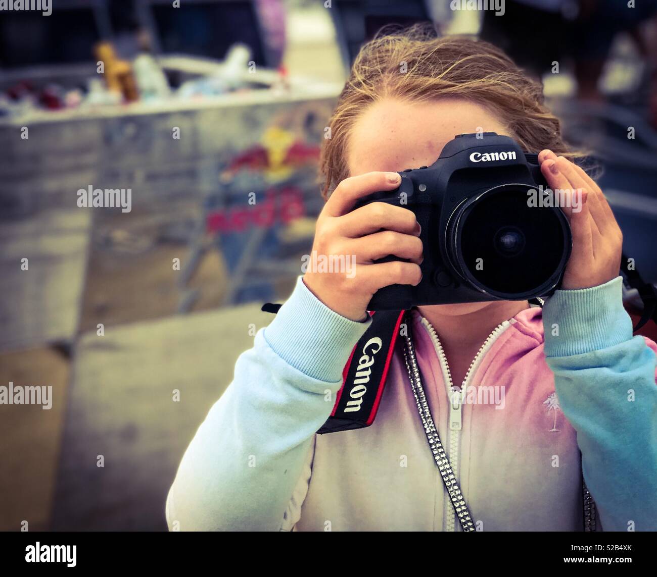 Les jeunes 8 ans, fille de prendre des photos avec un reflex numérique Canon Banque D'Images