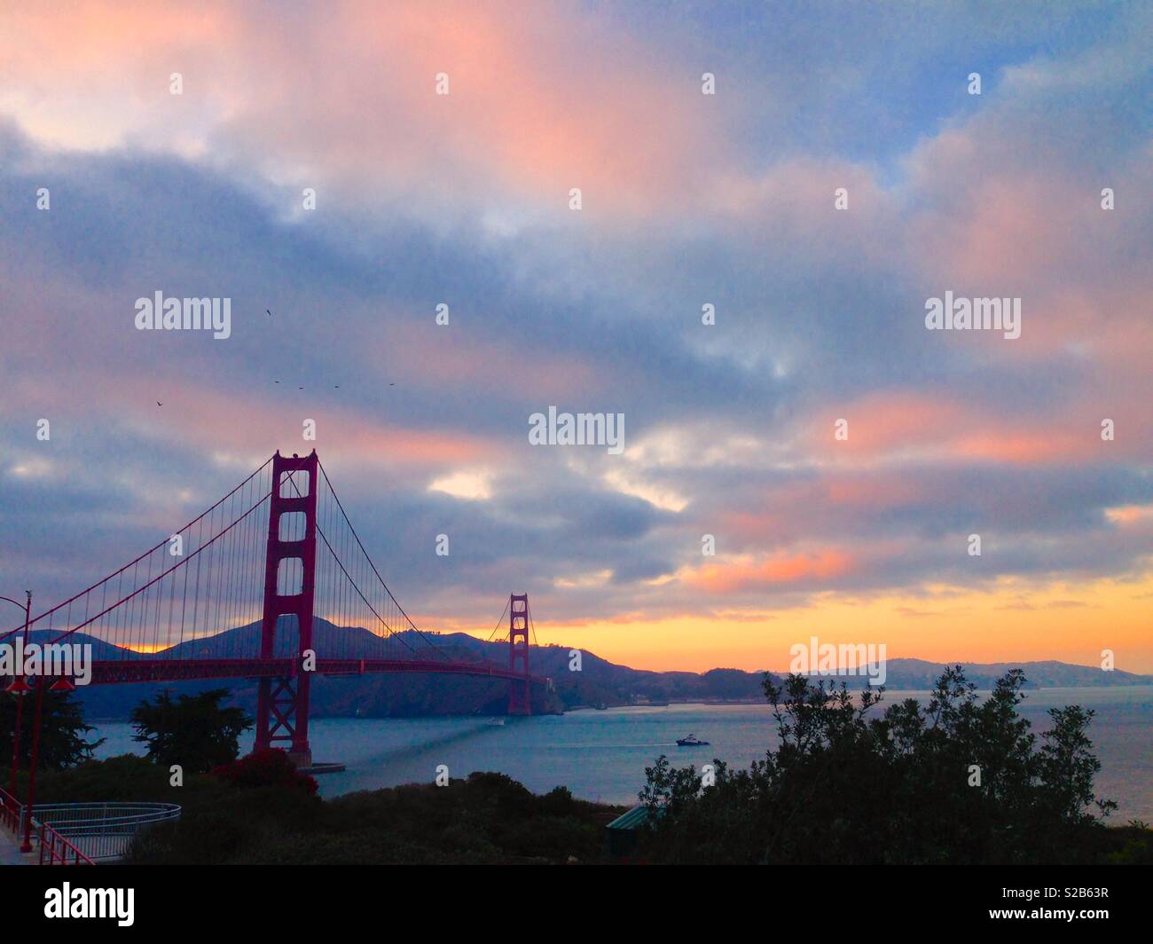 La baie de San Francisco et le Golden Gate Bridge at sunset - Image de stock capturée avec un smartphone