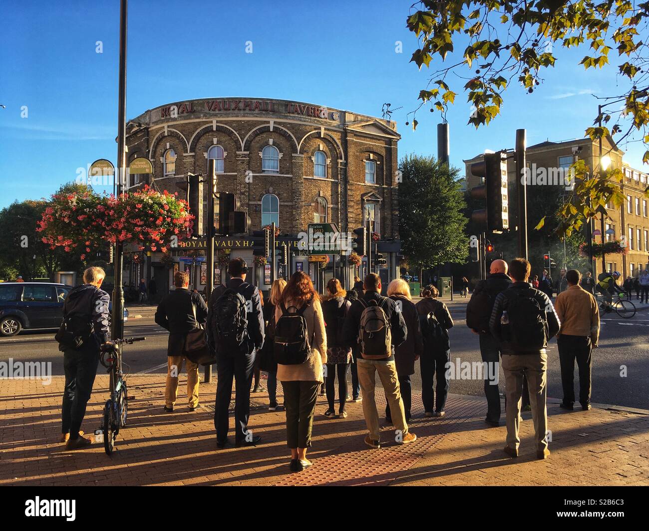 Les gens traverser la route vers le Royal Vauxhall Tavern sur Kennington Lane à Londres, Angleterre le 24 septembre 2018 - Image de stock capturée avec un smartphone