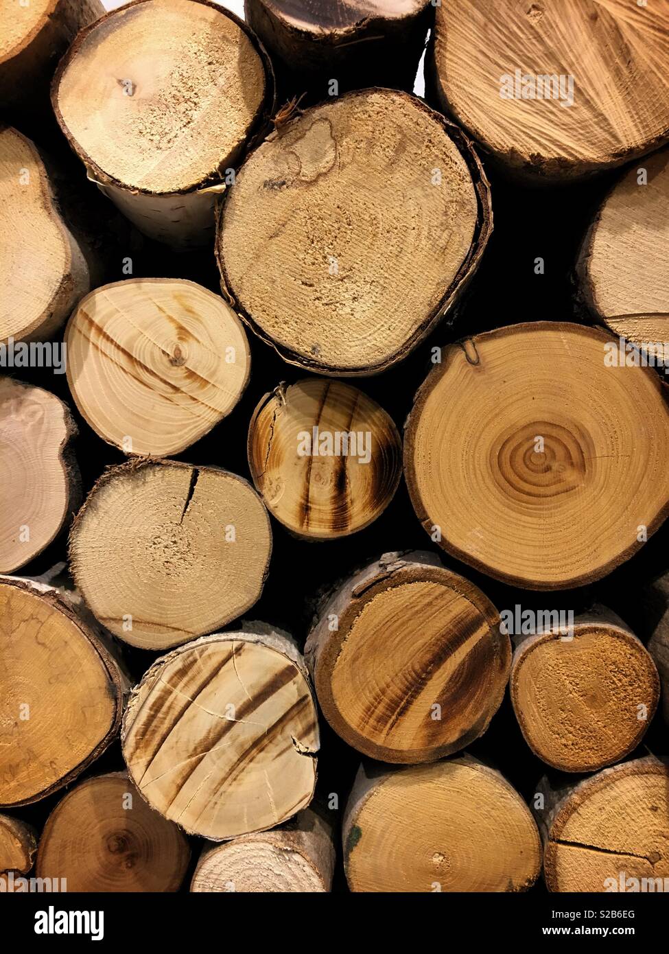 Pile de pile de bûches pour la cheminée en bois Banque D'Images