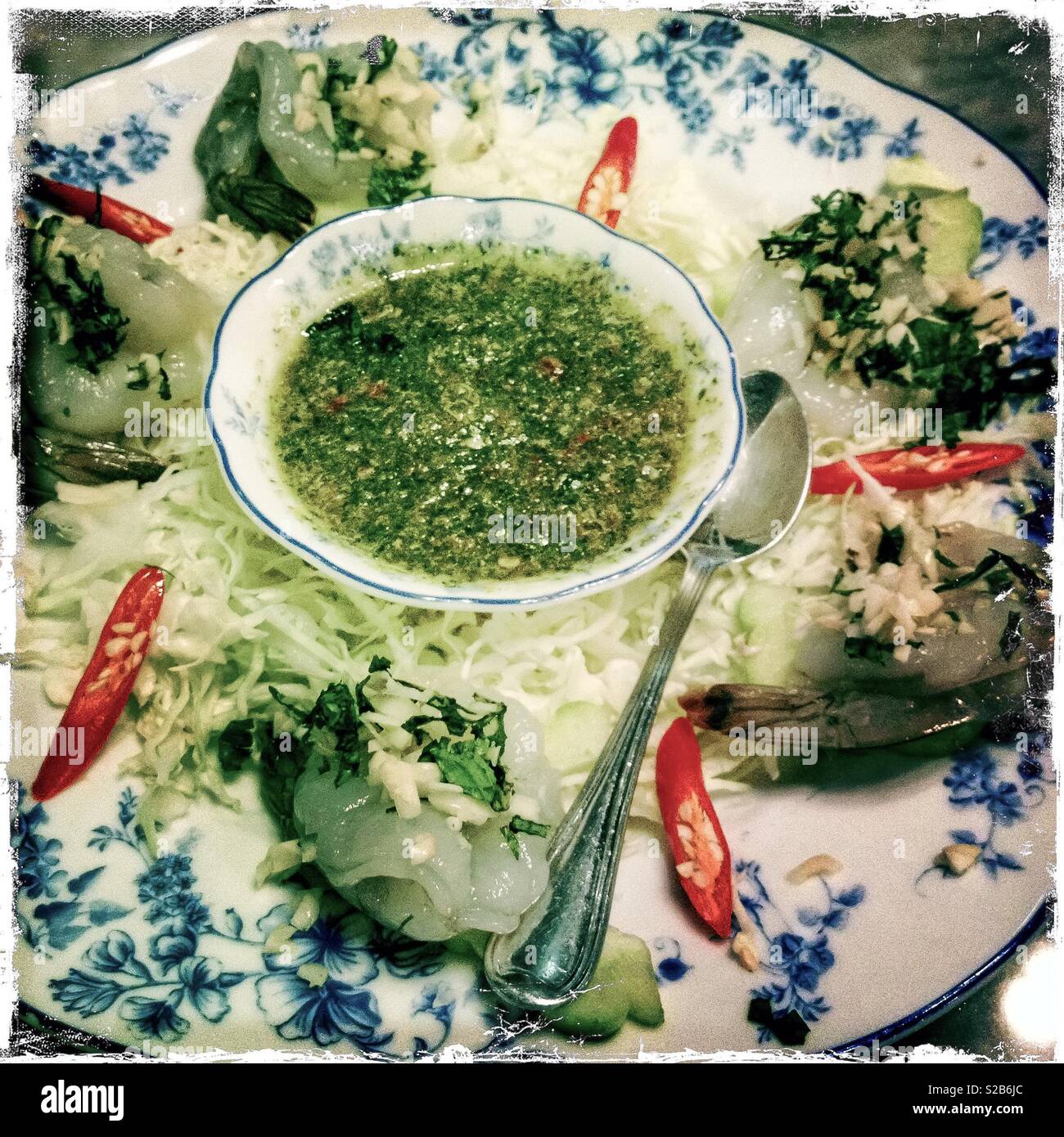 Crevettes à l'ail cru et épicé sauce à la lime, Tu Kab Restaurant Khao, vieille ville de Phuket, Phuket, Thaïlande - Image de stock capturée avec un smartphone