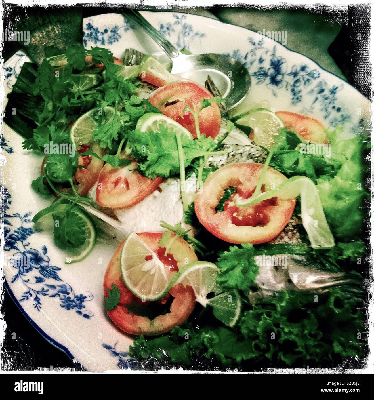 Poisson cuit à la vapeur avec de la chaux, Tu Kab Restaurant Khao, vieille ville de Phuket, Phuket, Thaïlande - Image de stock capturée avec un smartphone