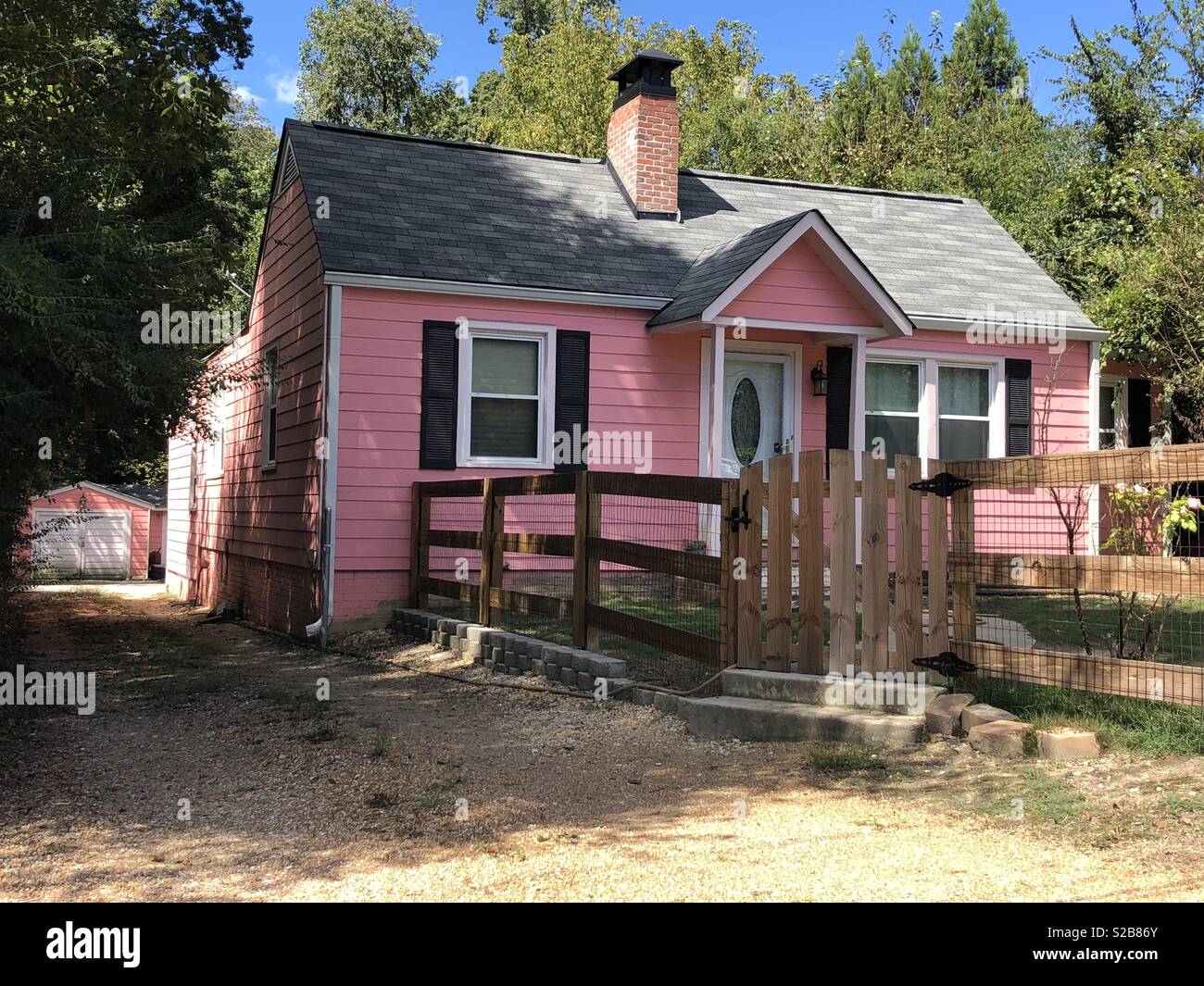 Pink House et garage en zone historique de Marietta, GA. Banque D'Images