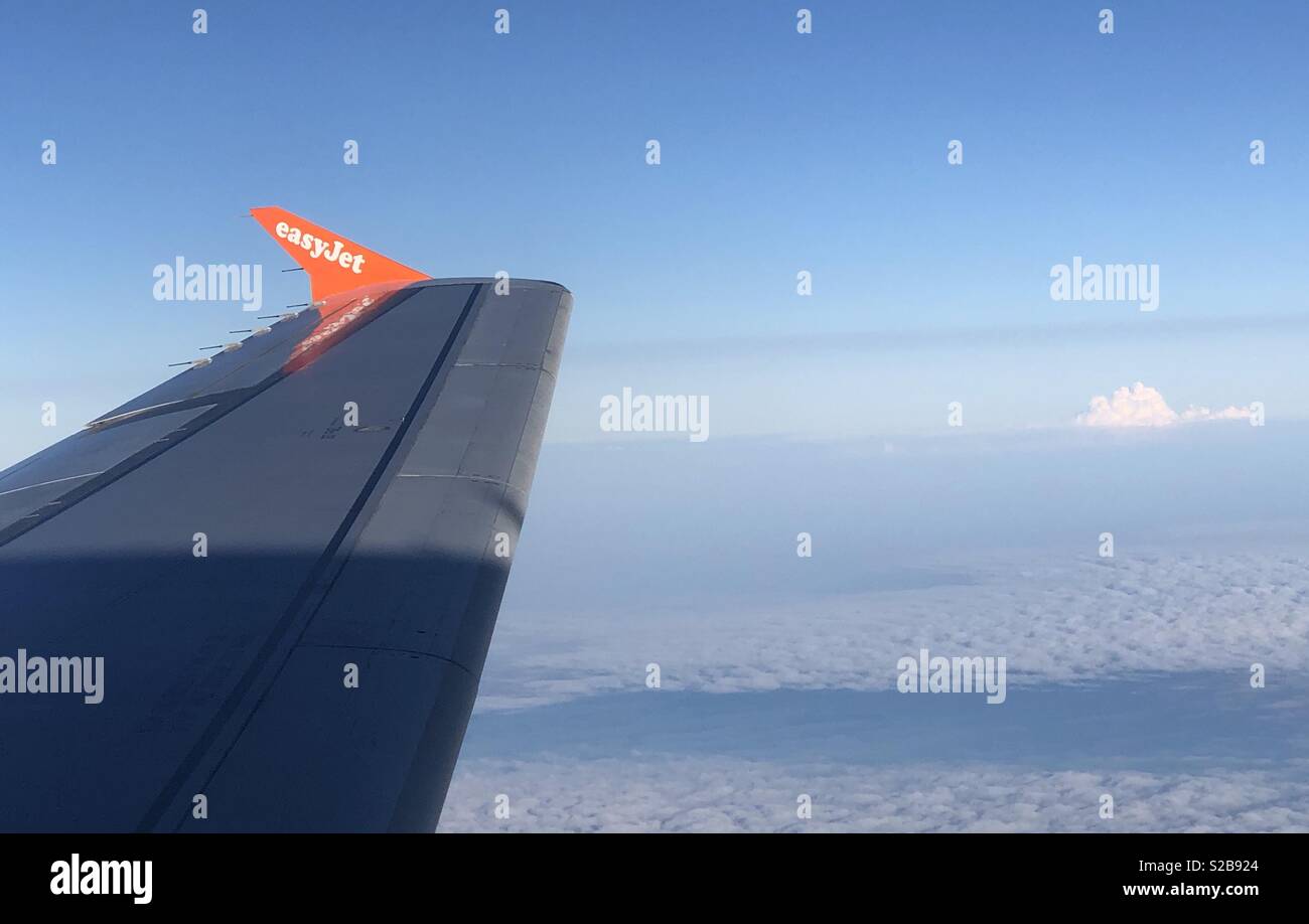 EasyJet vol entre Amsterdam et Londres Gatwick quelque part sur la mer du Nord le 12 juillet 2018 par une chaude journée ensoleillée au cours de l'un des étés les plus sur l'enregistrement. Banque D'Images