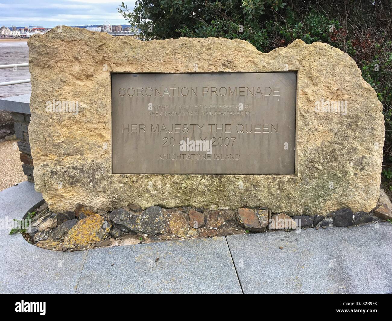 Une plaque commémorant la réouverture de la promenade Coronation à Weston-super-Mare, Royaume-Uni en 2007 - Image de stock capturée avec un smartphone
