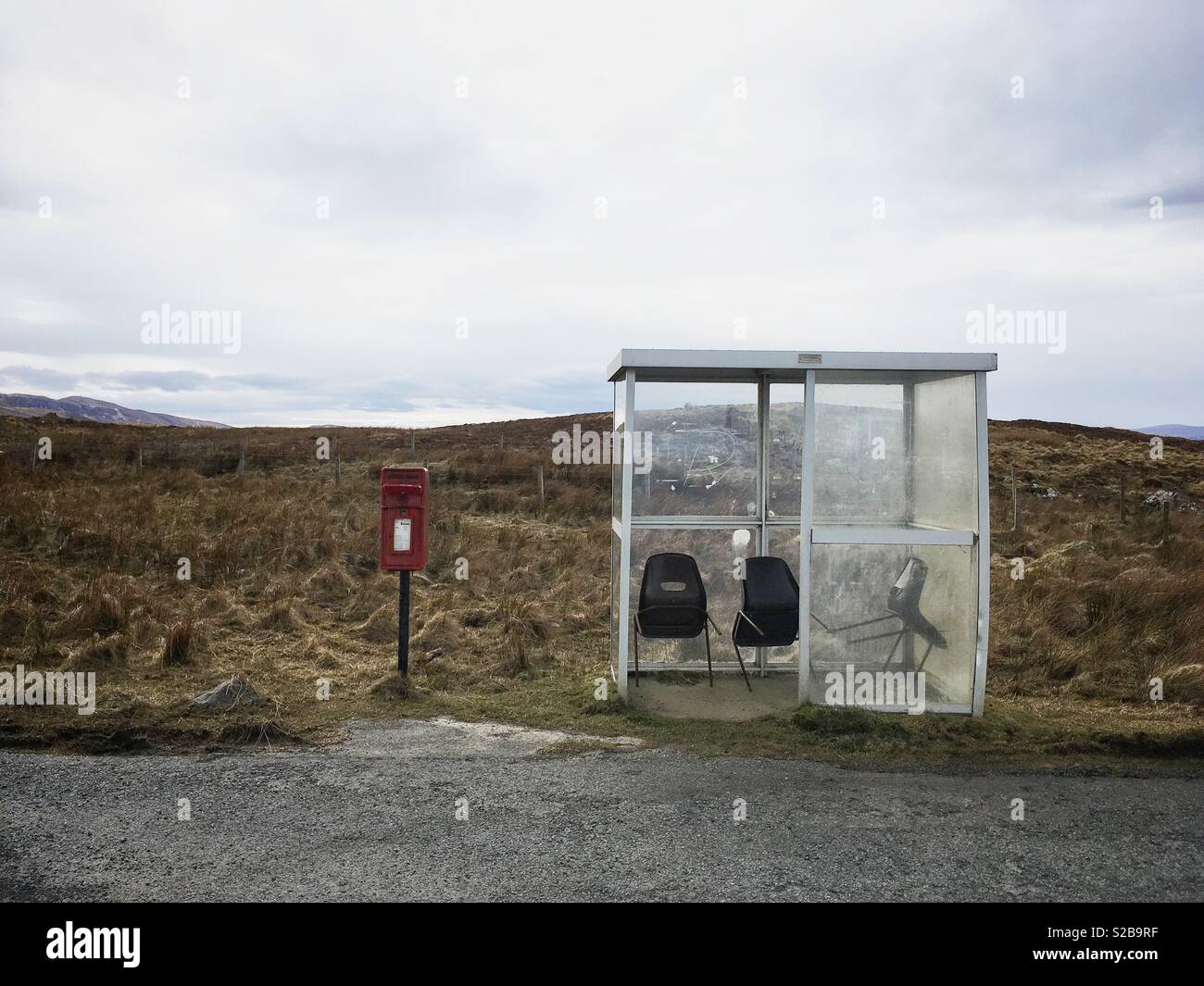 Arrêt de bus et Rural postbox, île de Skye, en Ecosse. Banque D'Images