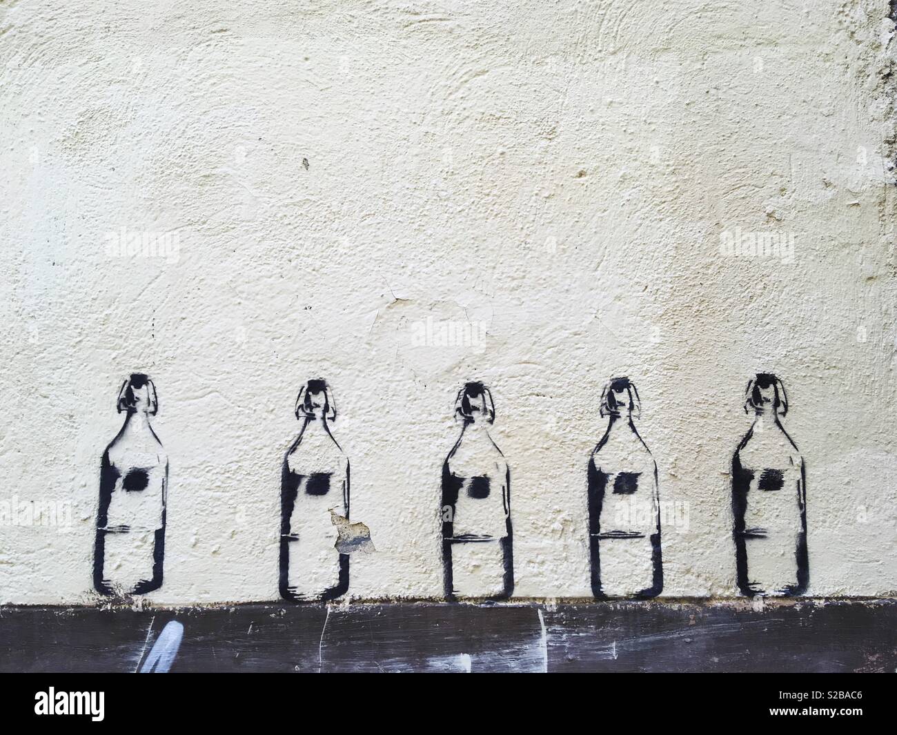 Cinq bouteilles de graffiti au pochoir Banque D'Images