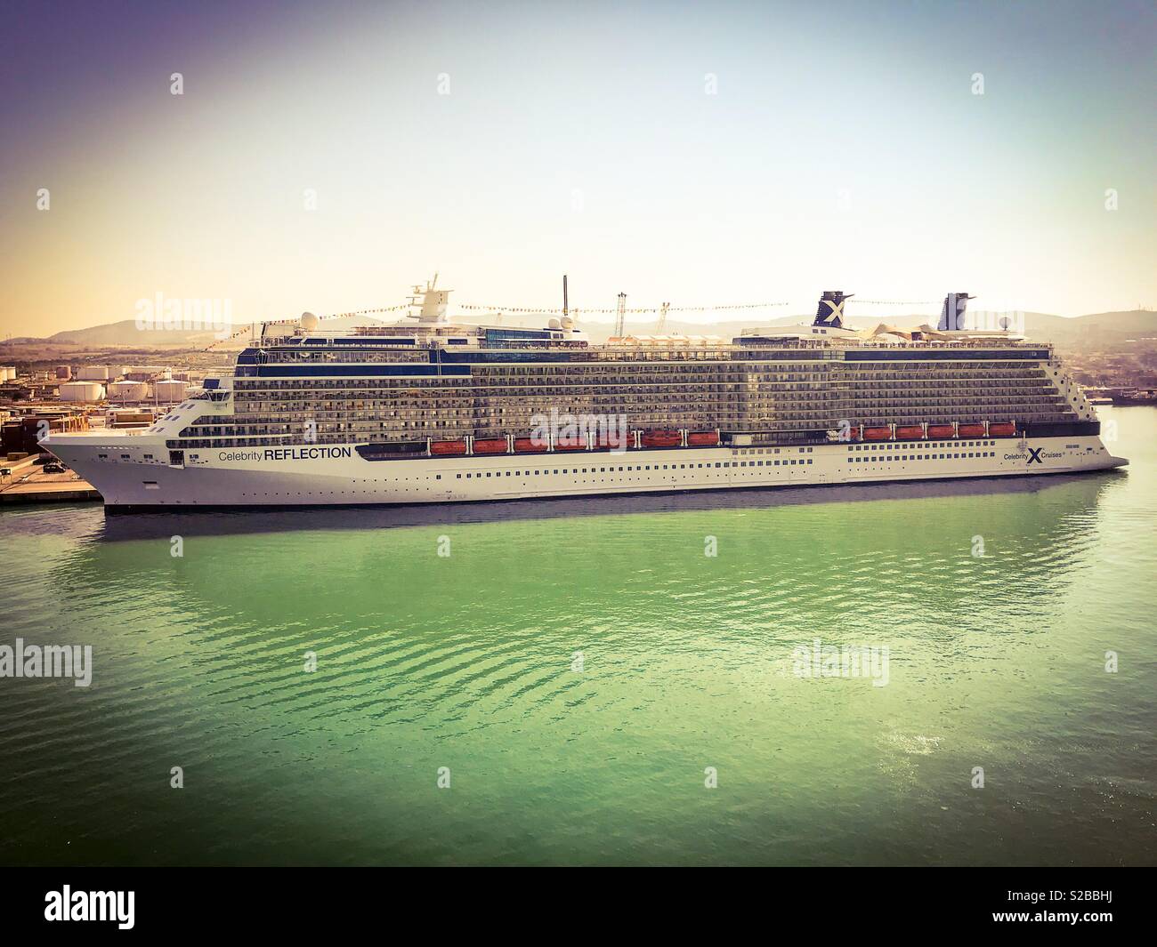 Réflexion Celebrity Cruise ship docked in Italie Banque D'Images