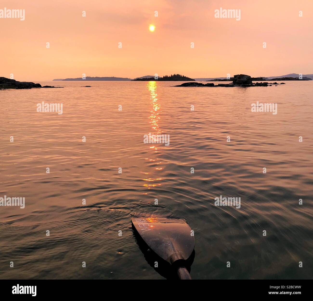 Kayak dans l'Orange sunset Banque D'Images