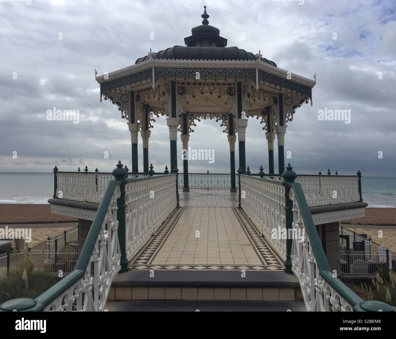 Vue sur la tête de la bande s'en tenir à la plage à Brighton Banque D'Images