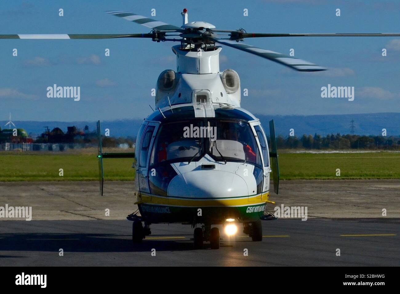 Le Grand Nord Air Ambulance (un organisme de bienfaisance enregistré) arrivant à sa base à l'aéroport Durham Tees Valley après un appel. Banque D'Images