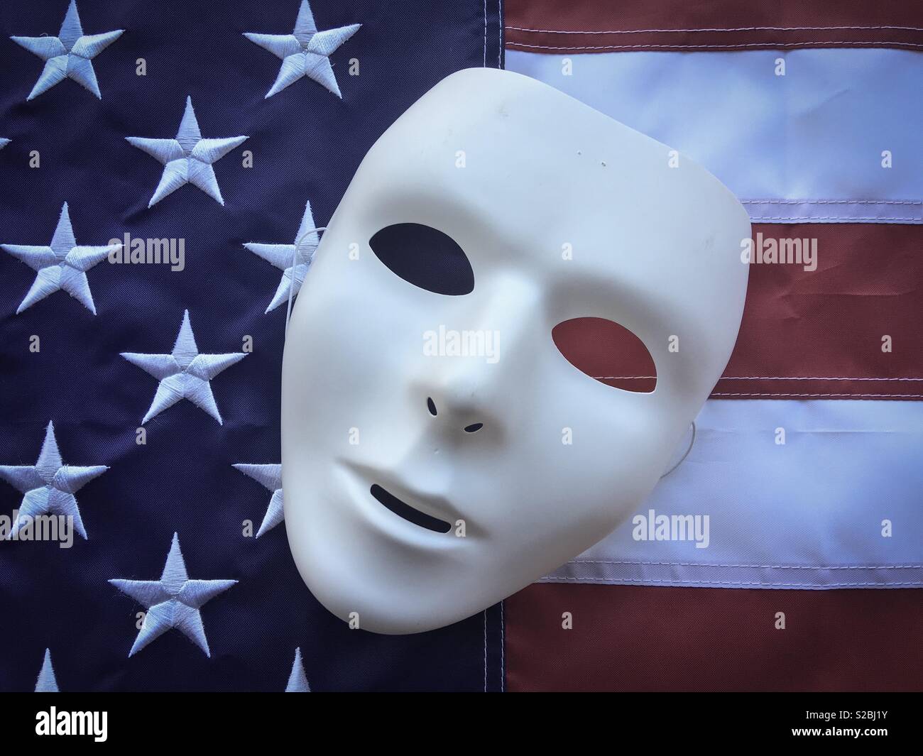 Masque blanc vierge sur United States flag, récolte de douce lumière rectangulaire Banque D'Images