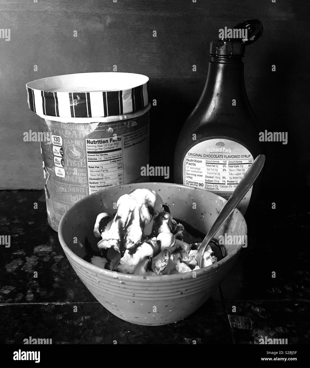 Photo en noir et blanc de crème glacée au chocolat sirop de caramel Banque D'Images