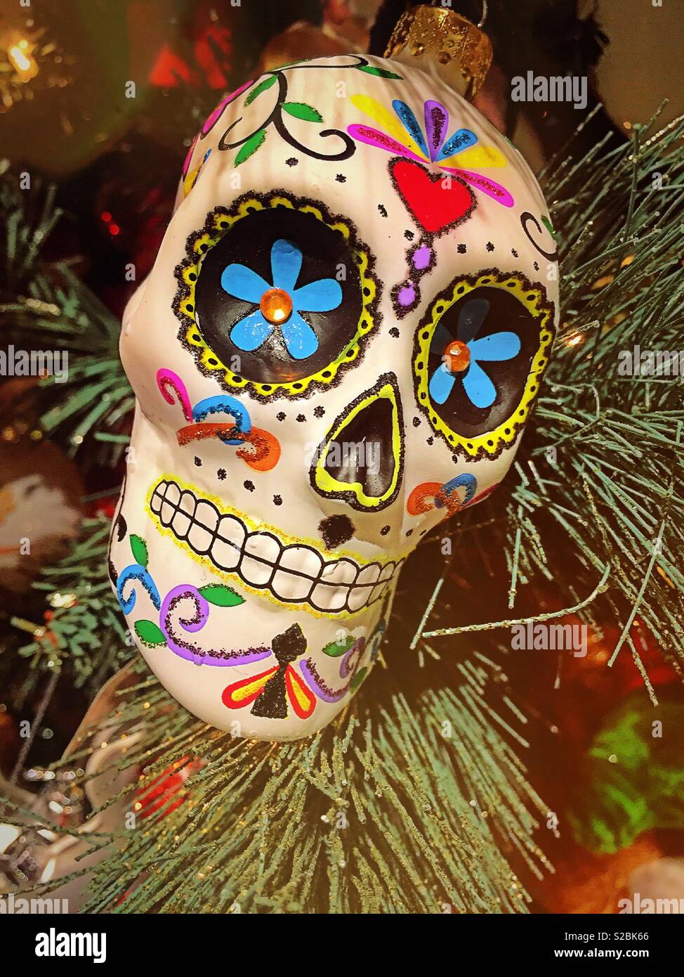 Le jour des morts mexicain en forme de crâne noël ornement, United States Banque D'Images