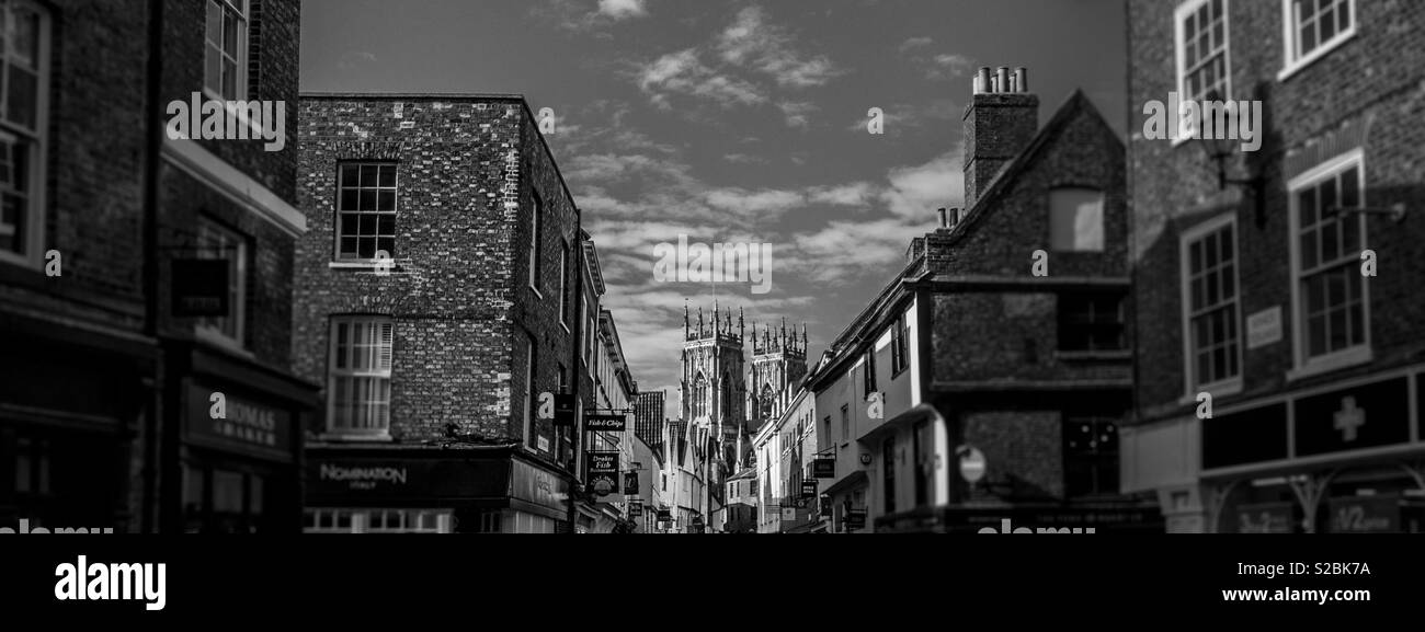La cathédrale de York et d'horizon. Petergate. York - Image de stock capturée avec un smartphone La cathédrale de York et d'horizon. Petergate. York - Image de stock capturée avec un smartphone