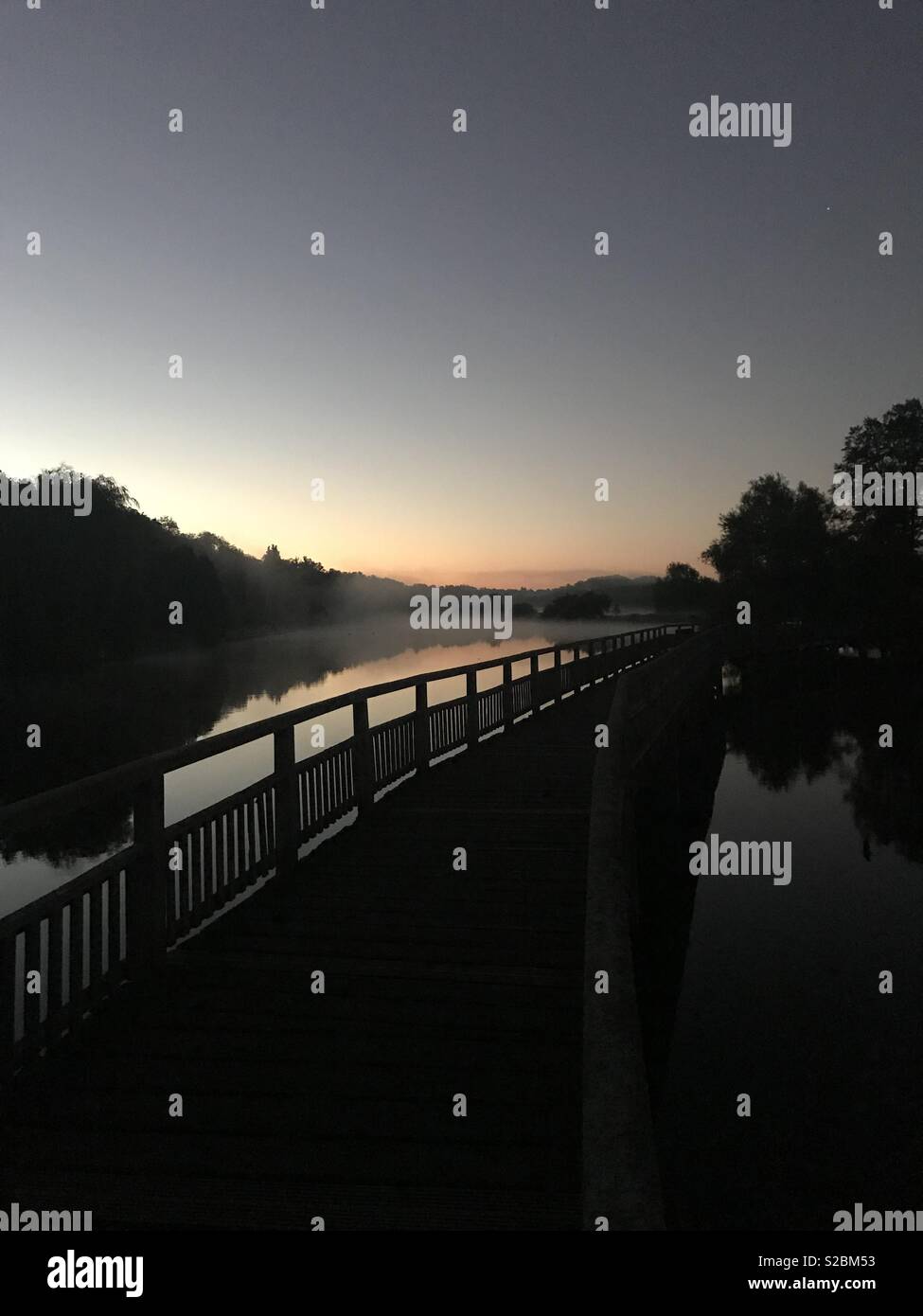 Le lever du soleil sur la rivière et le pont Banque D'Images