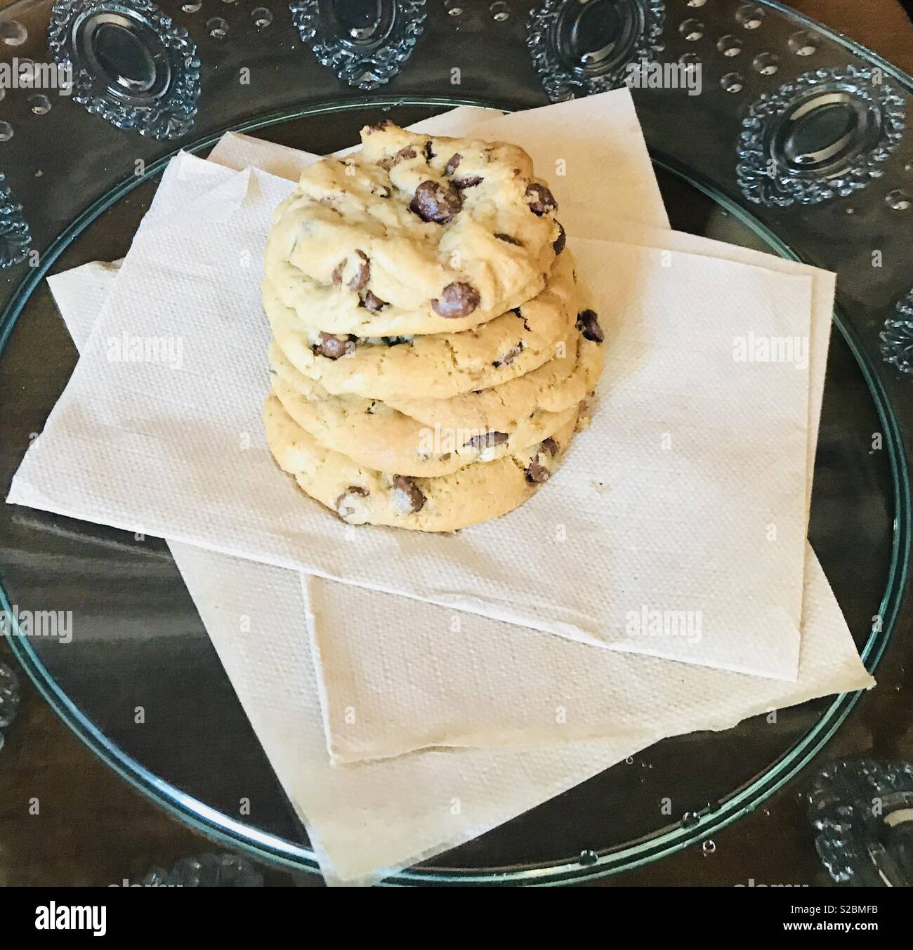 Belle et délicieux cookies au chocolat délicieux assis sur une plaque dans la cuisine Banque D'Images
