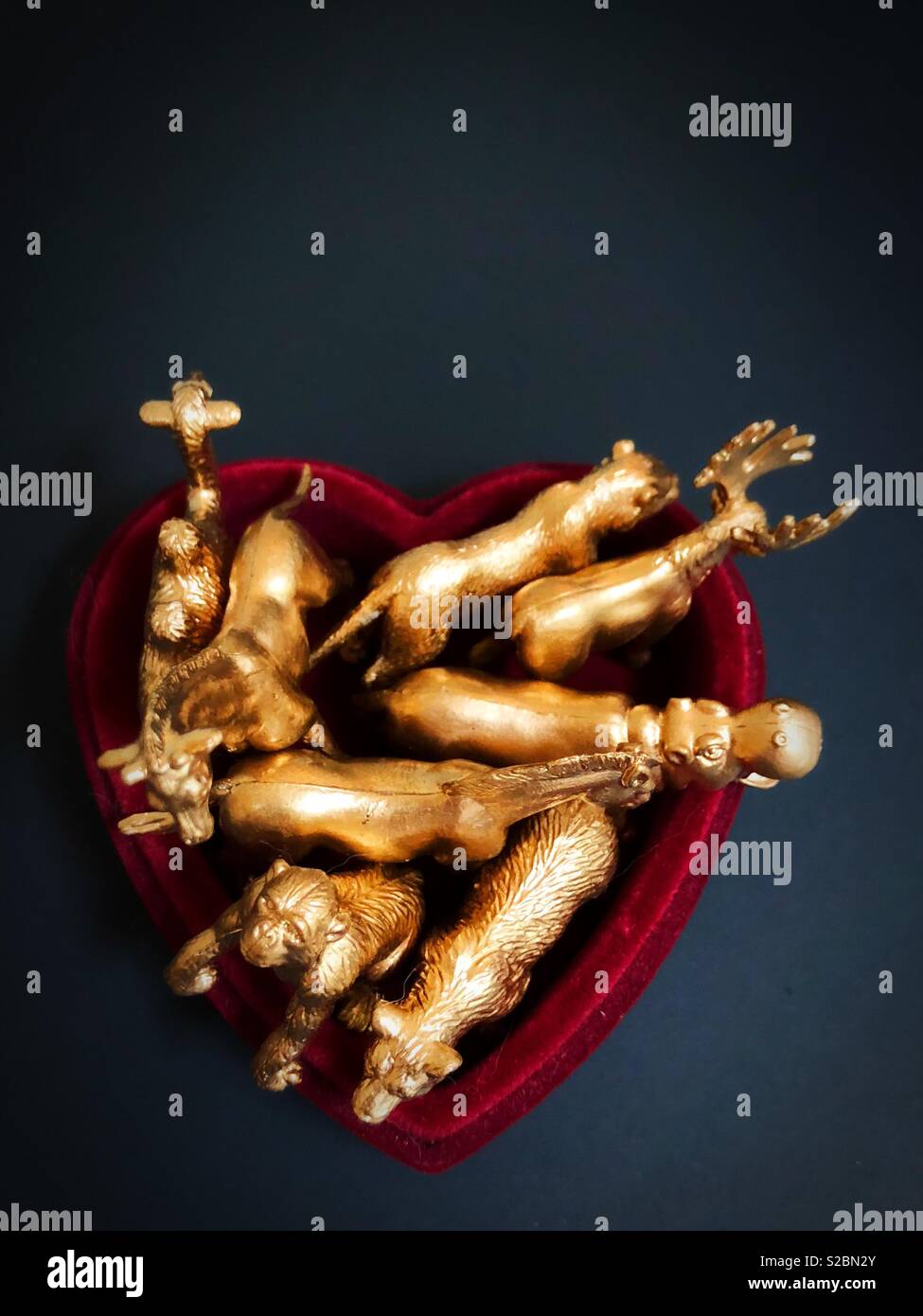 Figurines d'animaux dans un plat en forme de coeur. Banque D'Images
