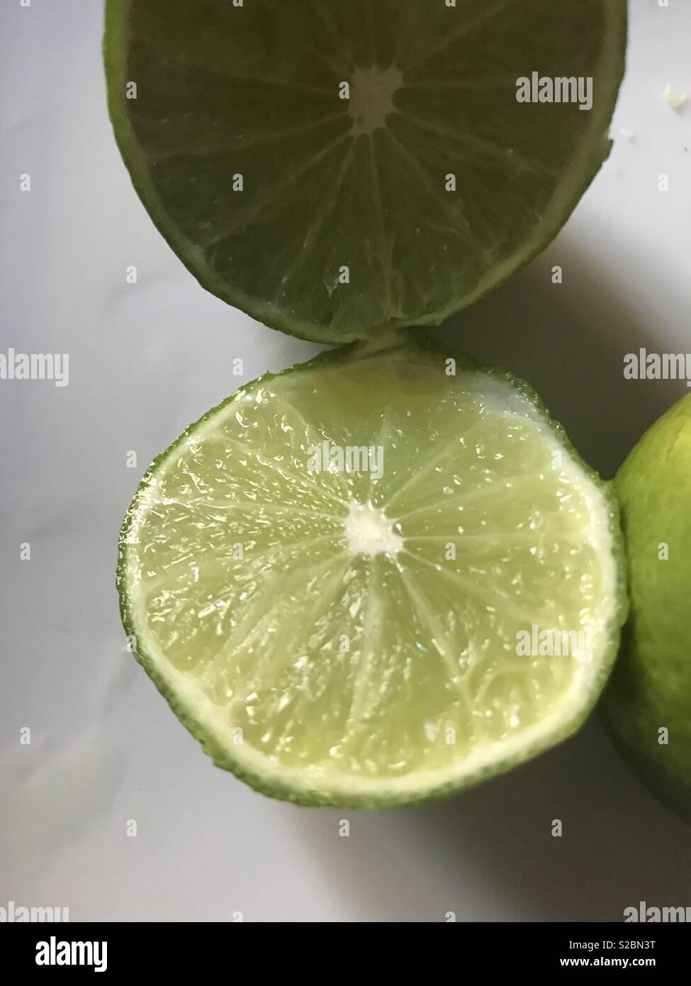 Les agrumes - limes affichées sur une plaque blanche dans la cuisine Banque D'Images