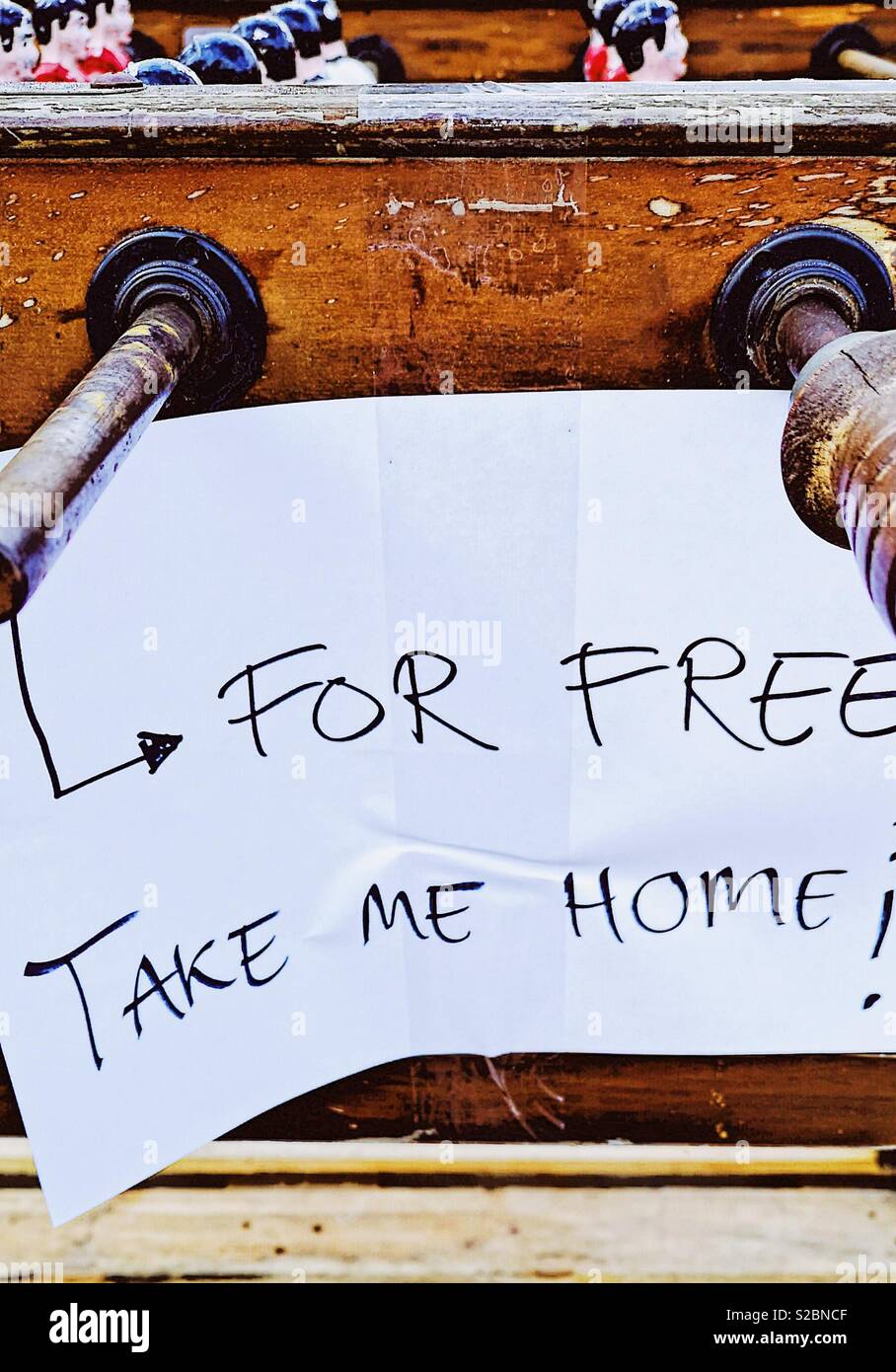 Take me home for free sign sur de vieux baby-foot jeu de foot Banque D'Images