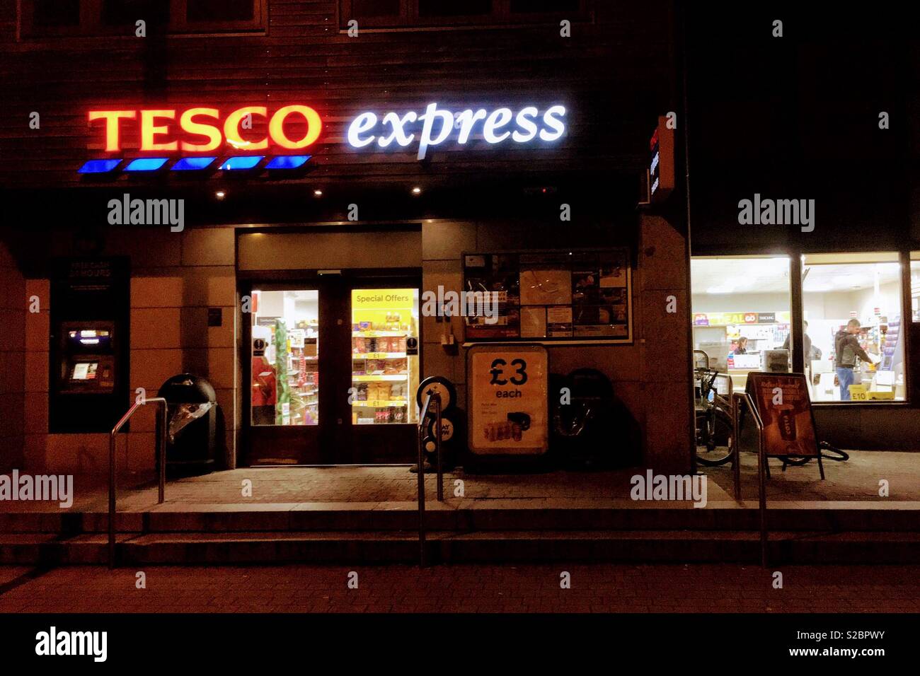 Le magasin Tesco express dans la région de Falmouth dans la nuit Banque D'Images