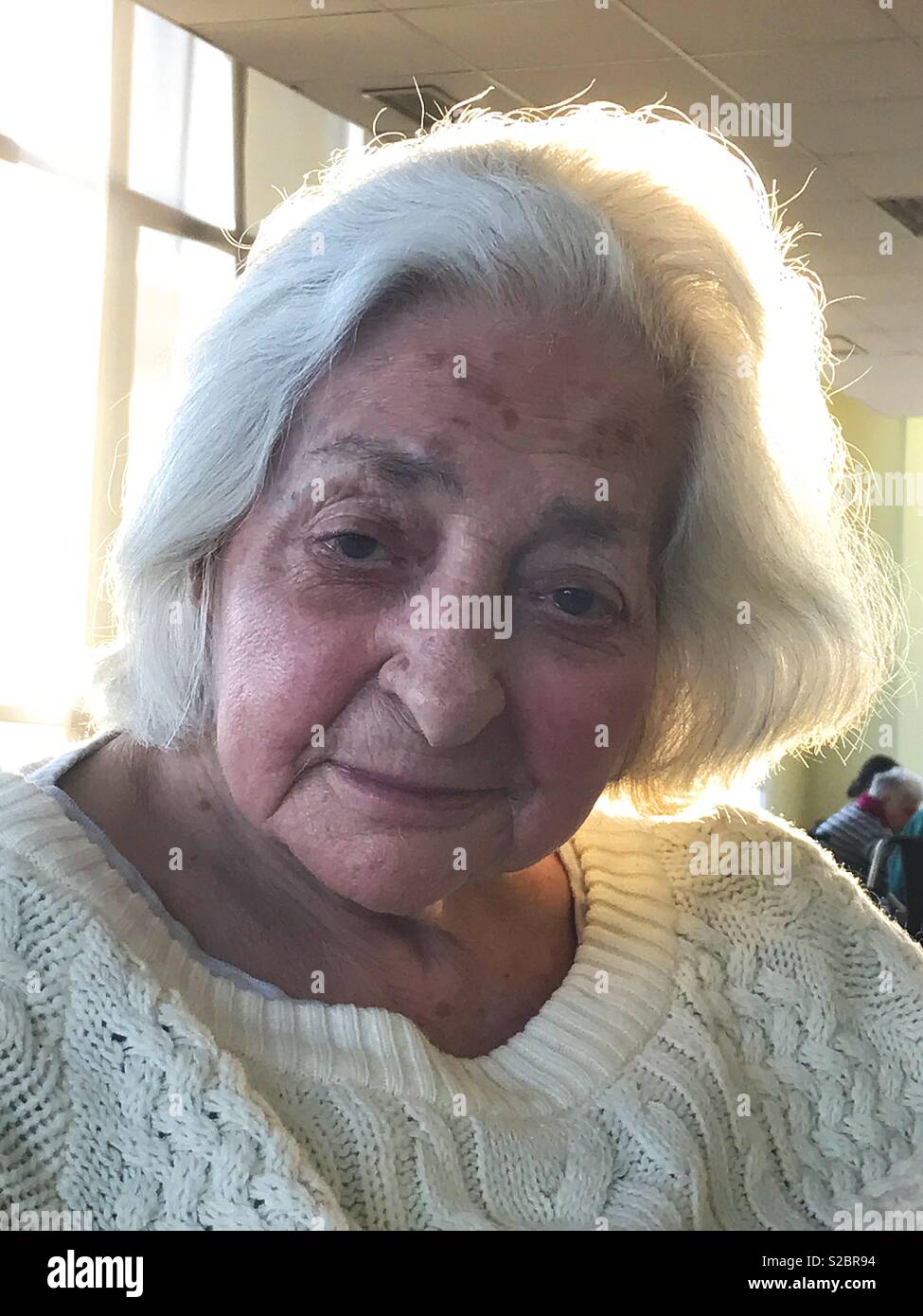 Vieille dame souriant et regardant la caméra. - Image de stock capturée avec un smartphone