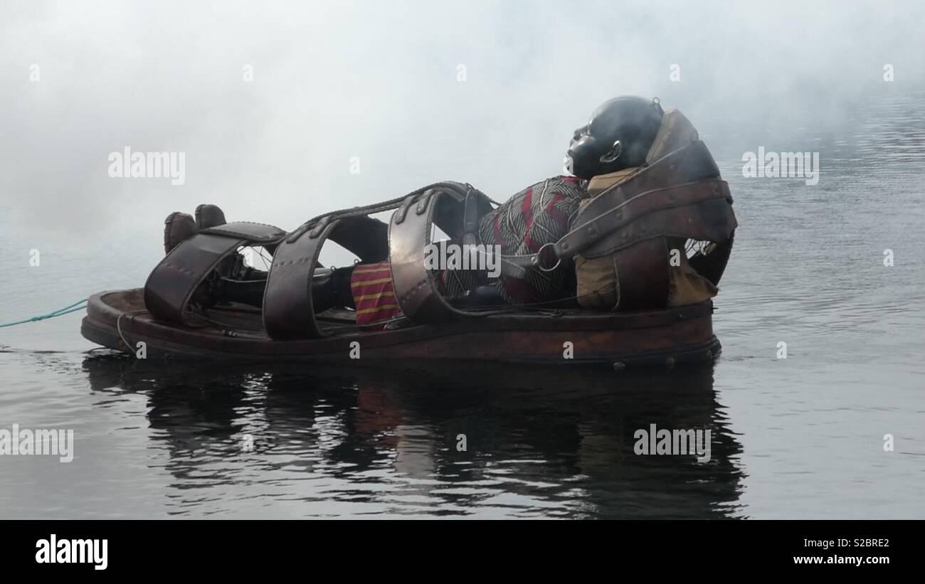 Petit garçon géant dans une sandale sur la Mersey- spectaculaire géant Royal de Luxe Liverpool Banque D'Images