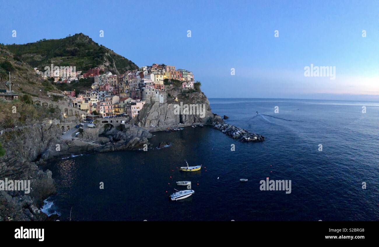 Manarola dans Cinque Terre presque crépuscule avec large vue panoramique, Italie Banque D'Images