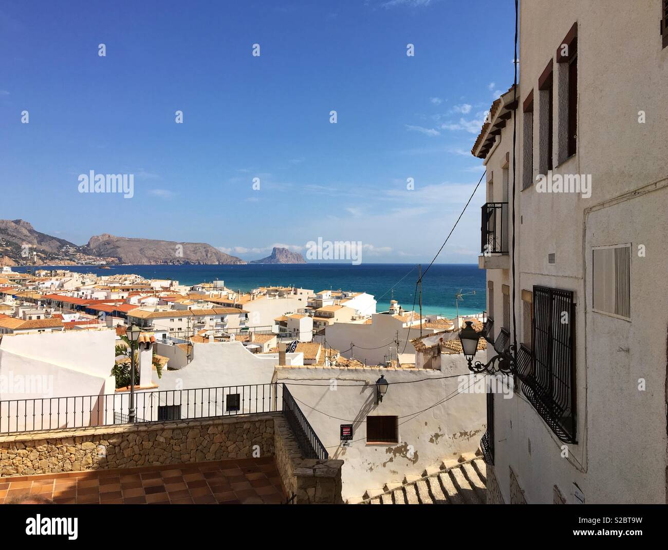 La Ville d'Altea, Costa Blanca, Espagne, avec la Méditerranée et Calpe en arrière-plan. Banque D'Images