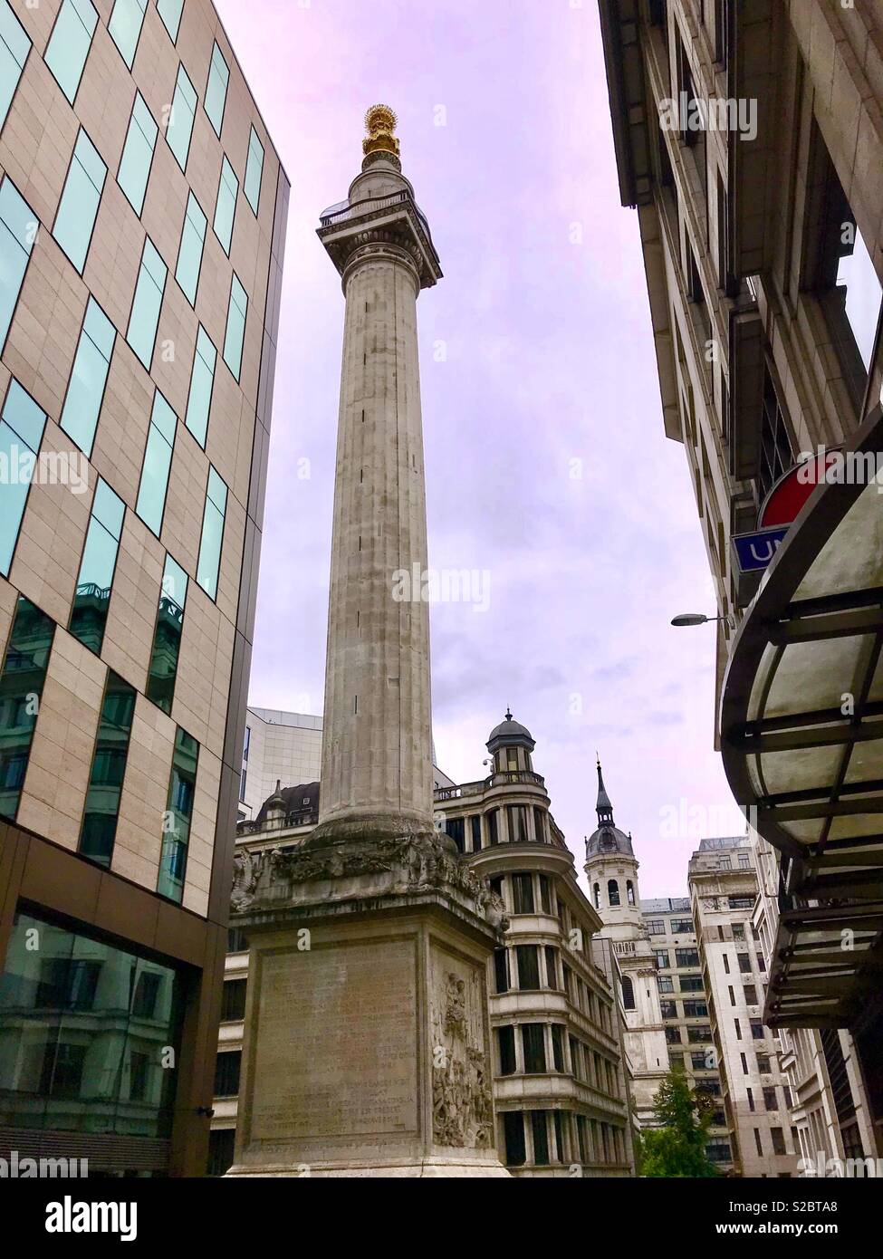 Le monument, et vieux monument éclipsée par de nouveaux - Image de stock capturée avec un smartphone