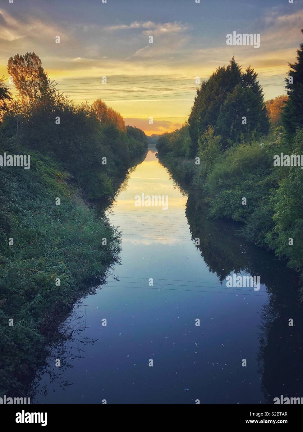 La rivière Ely qui coule vers la baie de Cardiff, Cardiff, Pays de Galles, tôt le matin, Octobre. - Image de stock capturée avec un smartphone