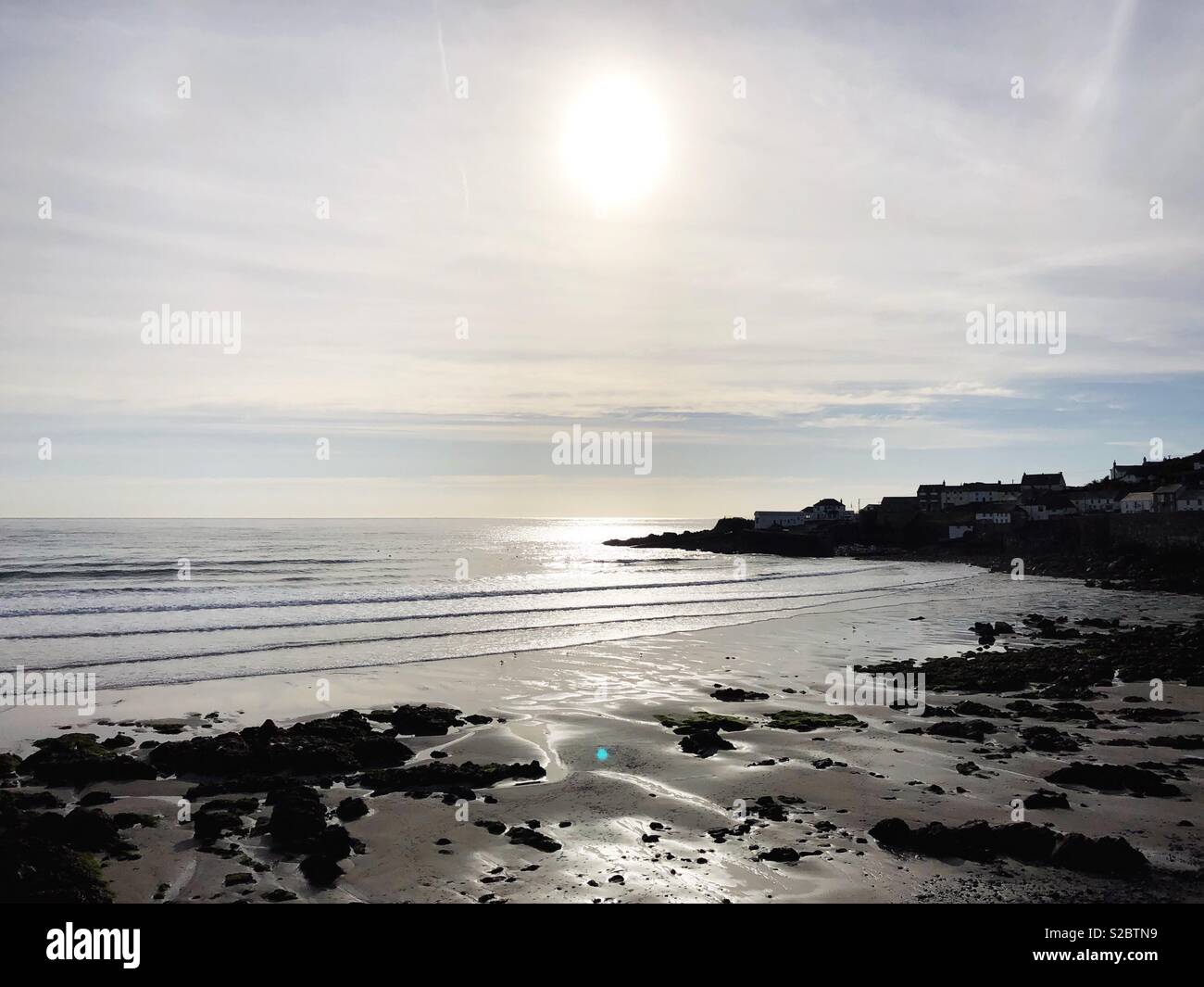 Soleil voilé sur plage de Cornwall Coverack Banque D'Images