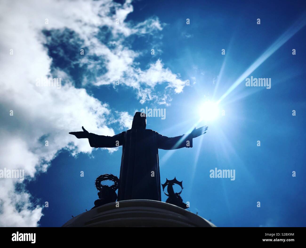 Le soleil brille sur le Cristo Rey ou Christ Roi dans le cerro del Cubilete hill à Silao, Guanajuato, Mexique Banque D'Images