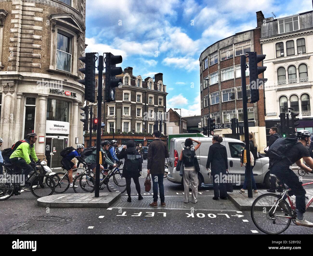 Trafic sur Borough High Street à Londres, Angleterre - Image de stock capturée avec un smartphone