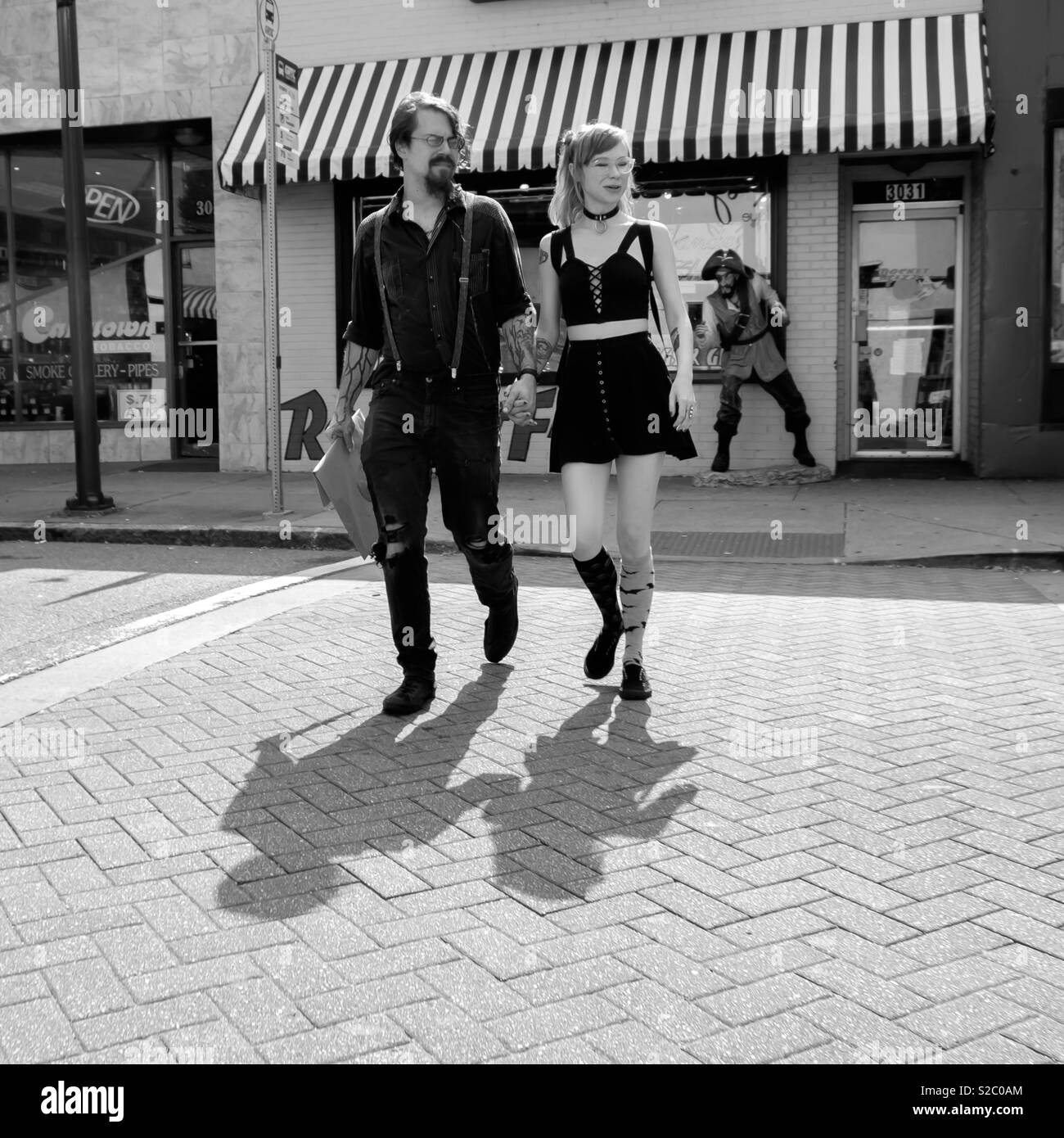 Smiling young couple avec des tatouages qui, en traversant la région de B&W Banque D'Images