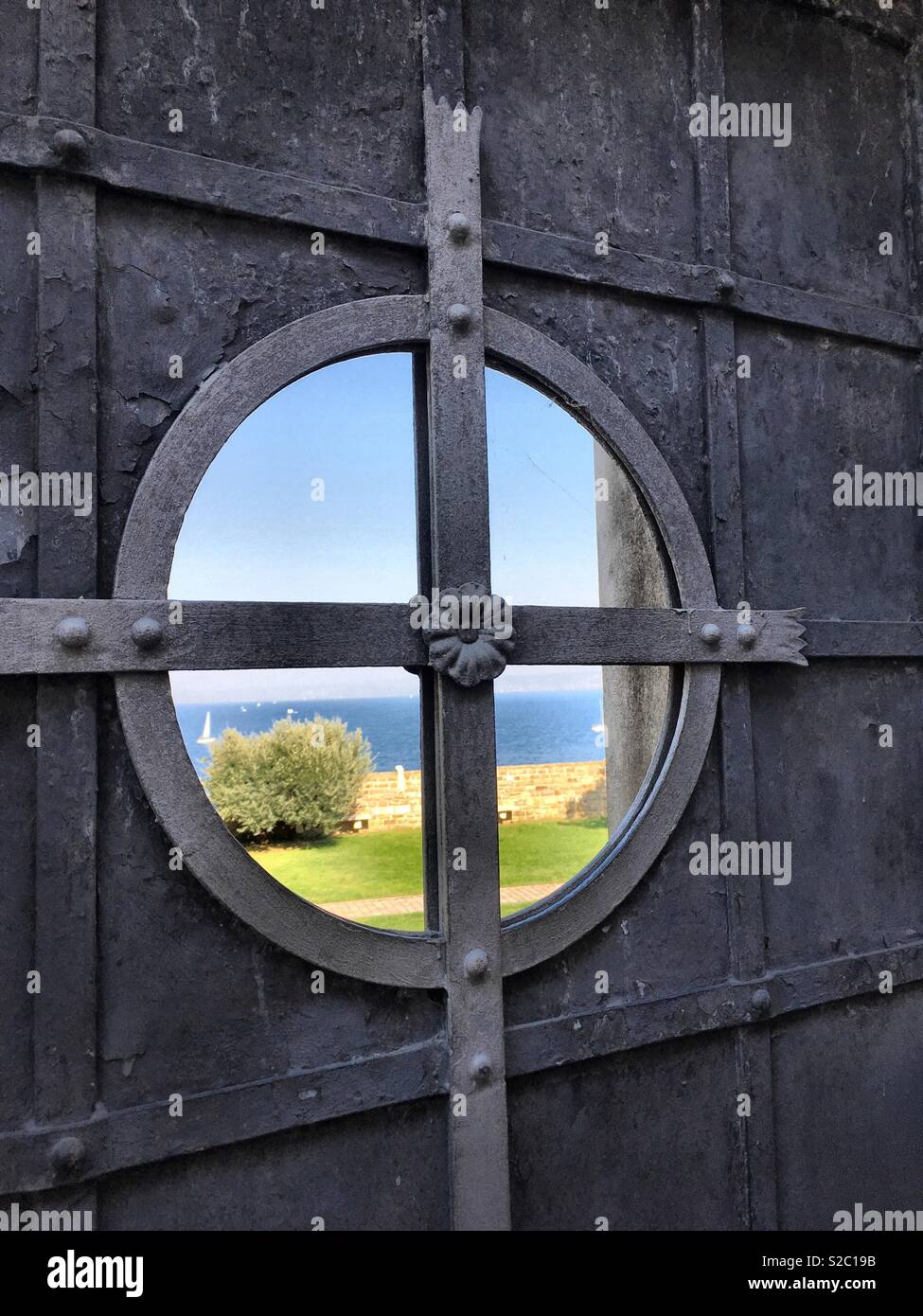 Les portes et la mer Banque D'Images