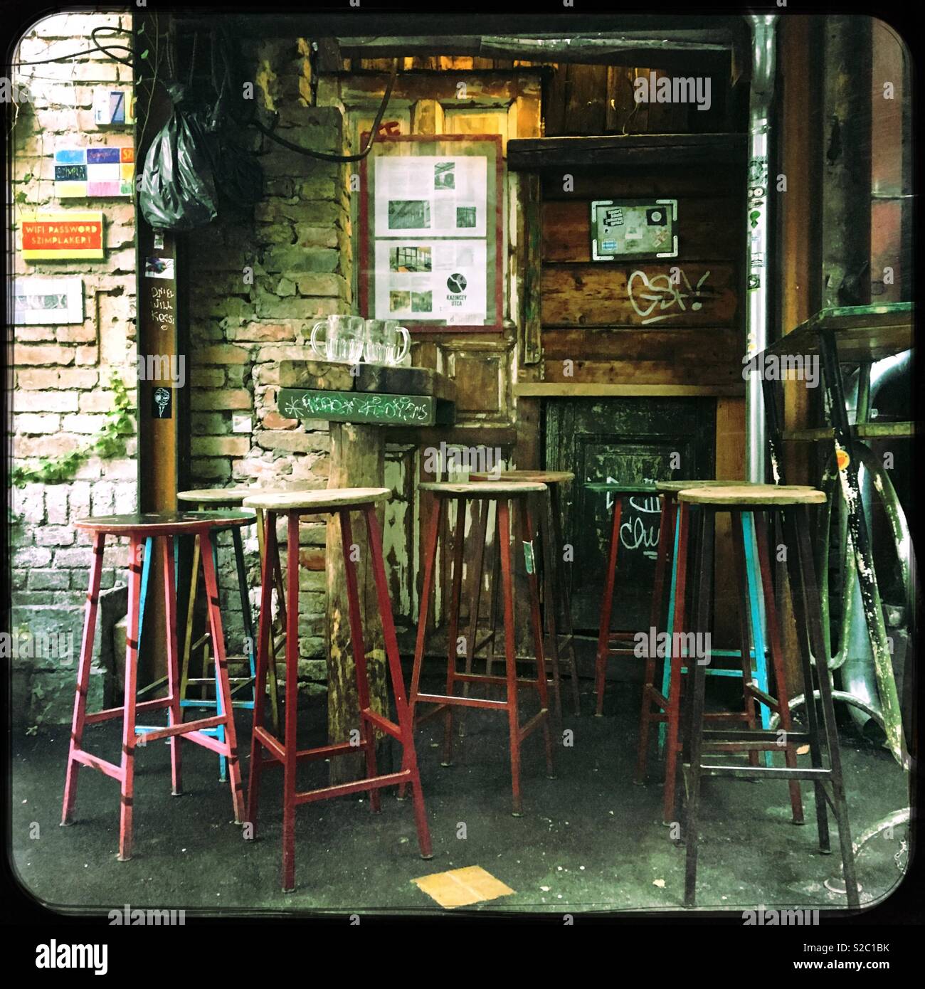 Tabourets De Bar en Szimpla Kert, la première 'Pub' ruine à Budapest, Hongrie. Banque D'Images