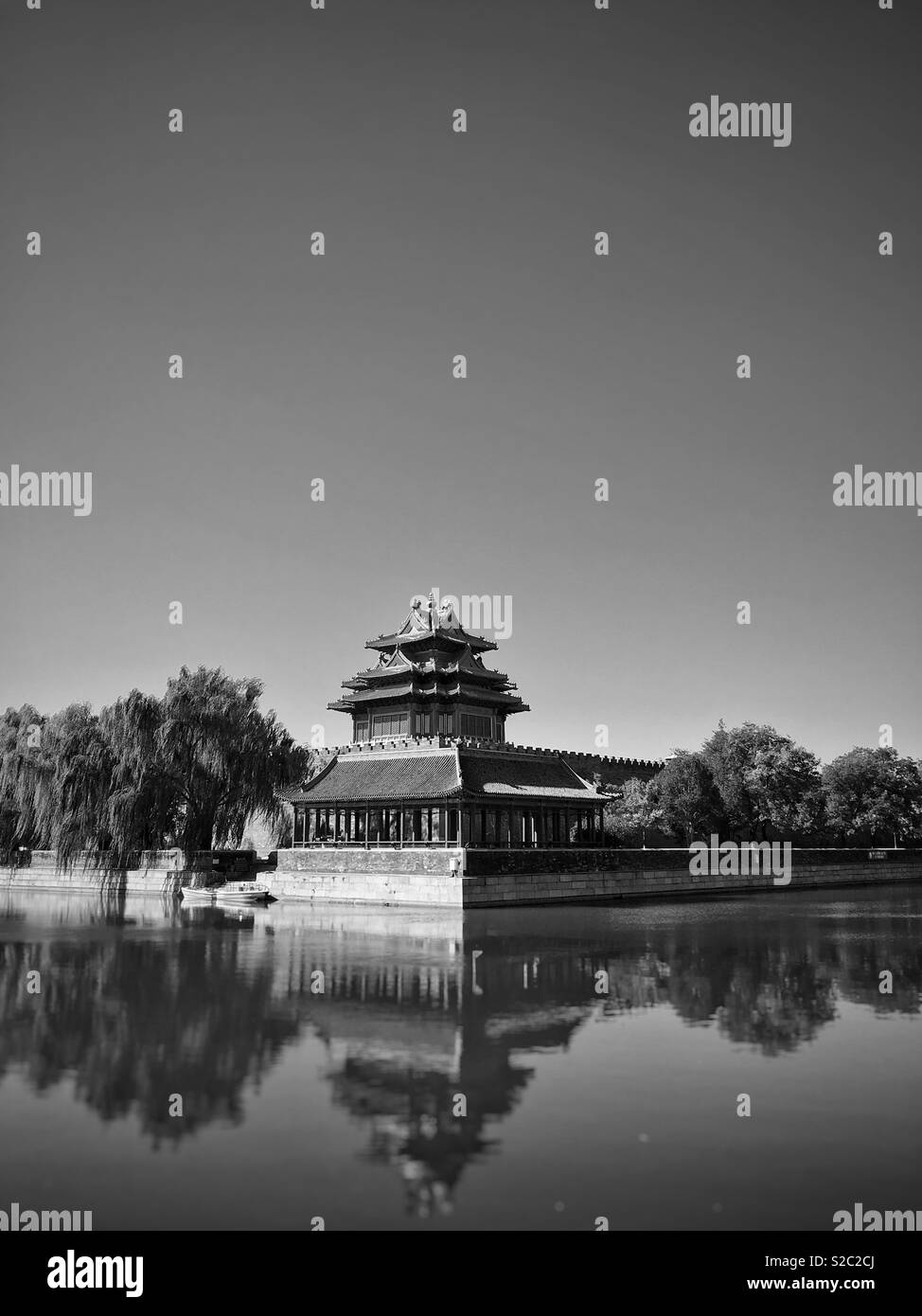 La tour de la Cité interdite par un canal, Beijing, Chine. Tourné en noir et blanc avec l'exemplaire de l'espace dans le ciel. Banque D'Images