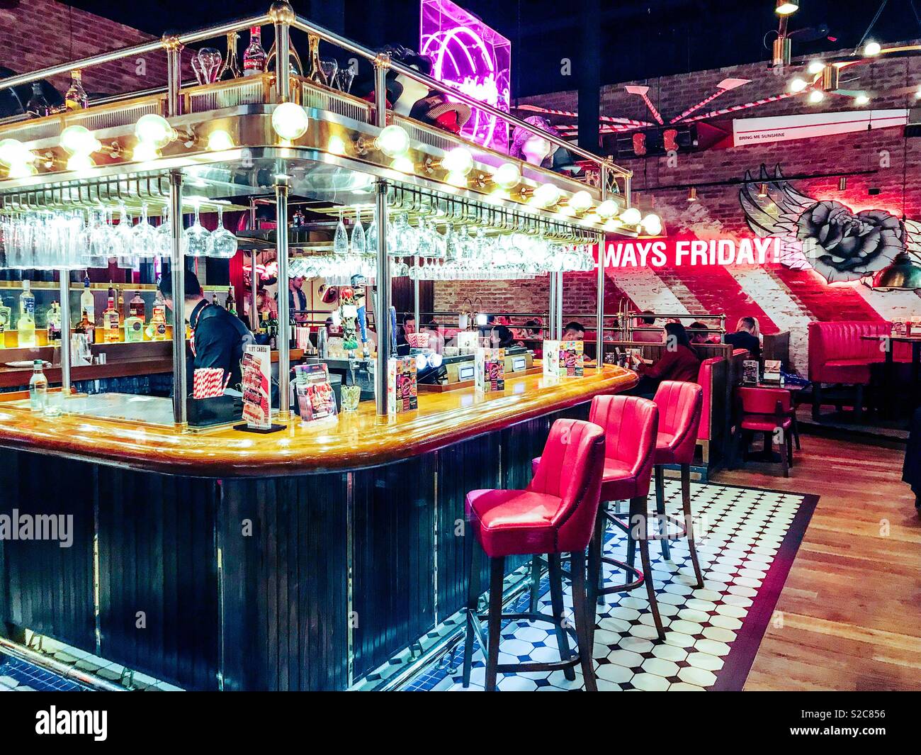 Bar à l'intérieur d'un restaurant TGI Fridays Banque D'Images