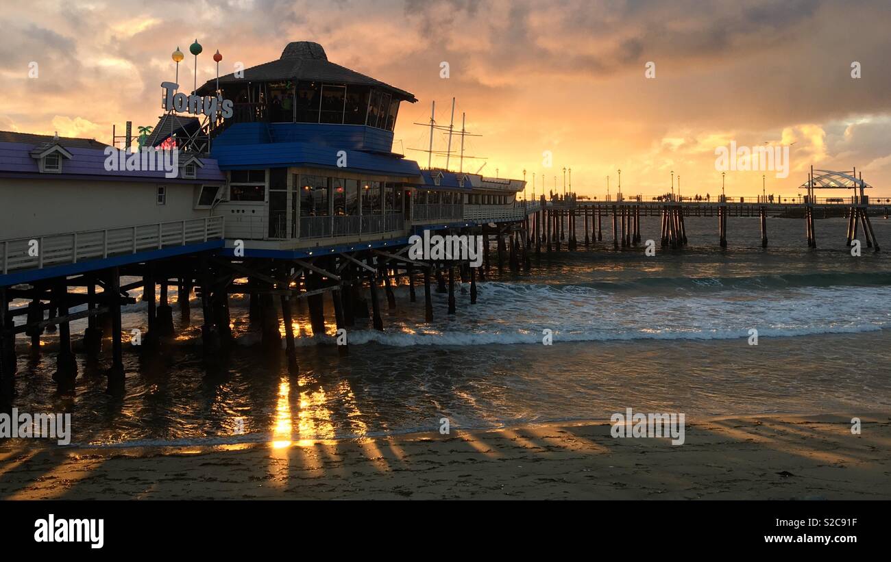 Vieux Tony's bar sur la jetée de Redondo Beach, Los Angeles, CA, rétroéclairé au coucher du soleil - Image de stock capturée avec un smartphone