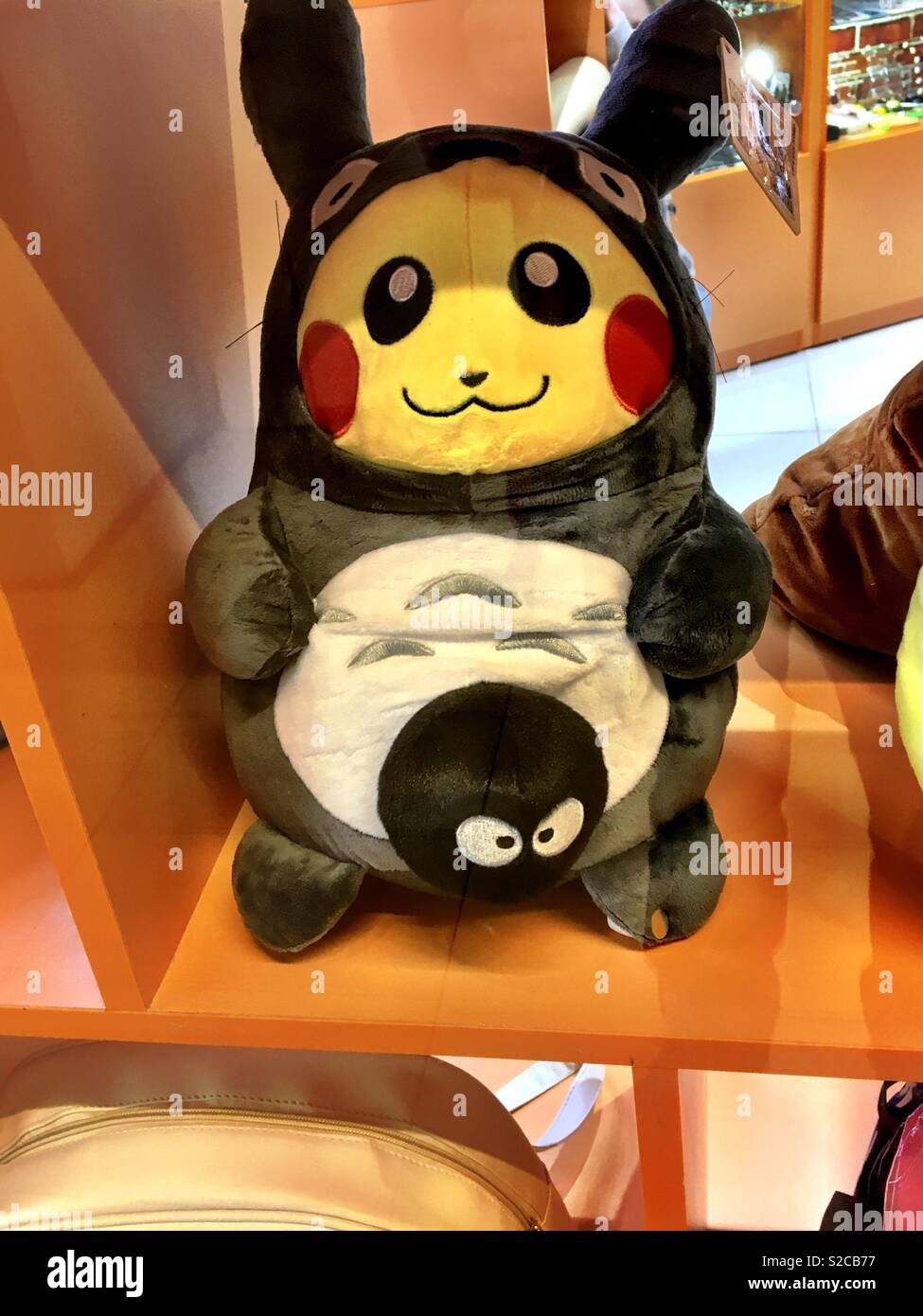 Pikachu peluche habillé comme totoro Banque D'Images