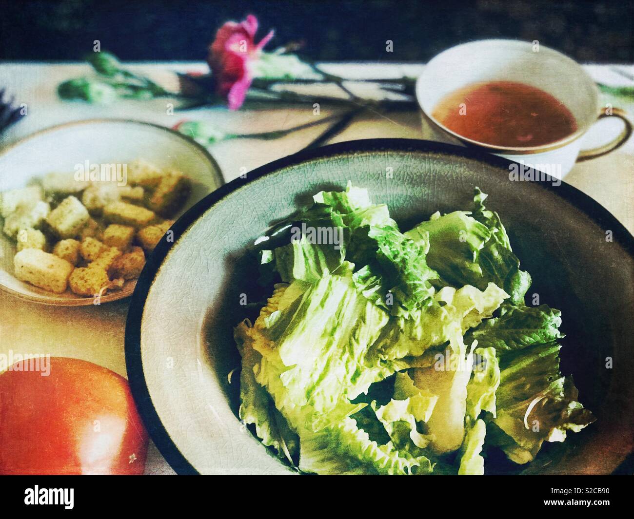 Yummy salade maison, avec des croûtons, tomates et vinaigrette italienne Banque D'Images