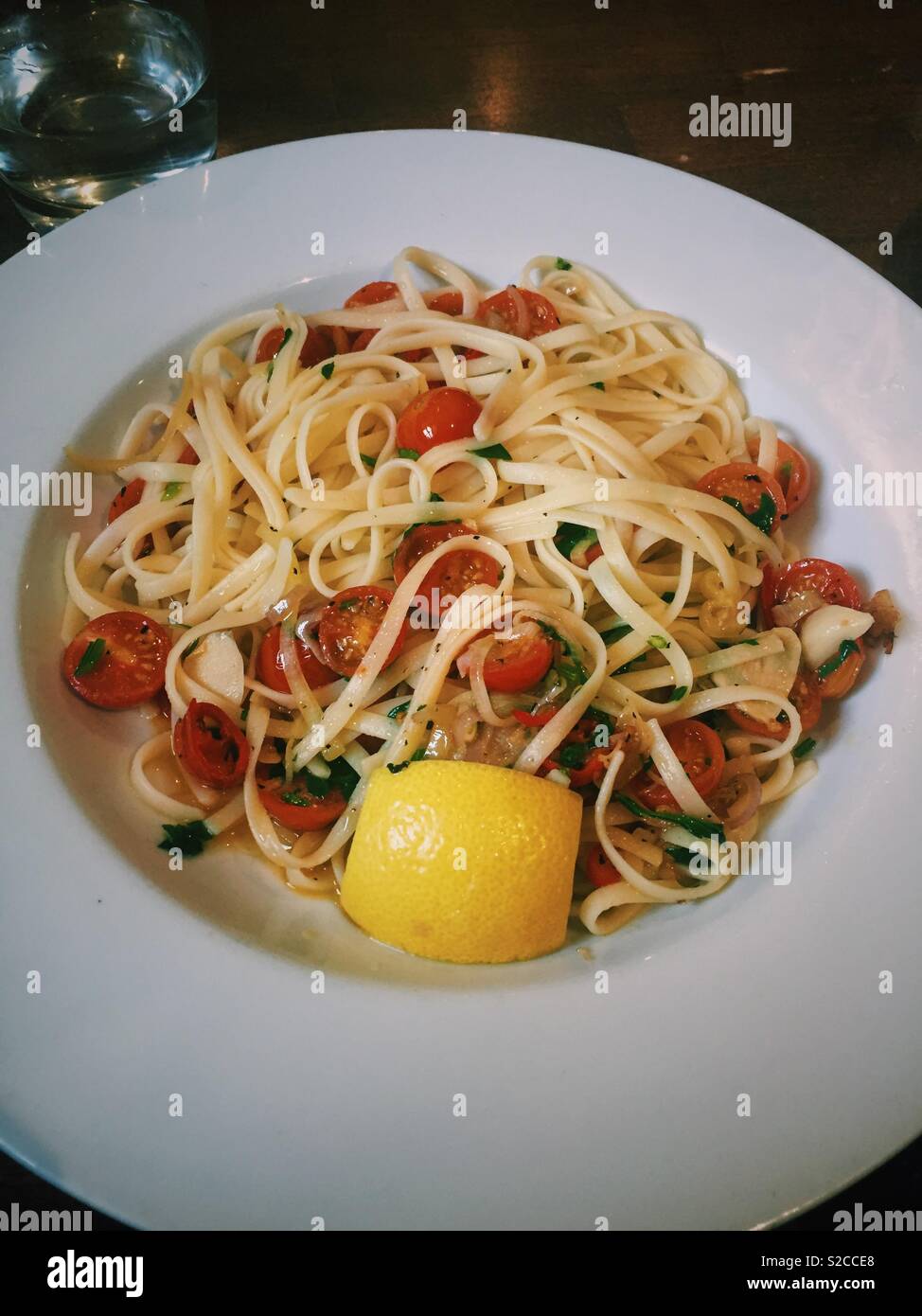 Les Linguine et les tomates Banque D'Images