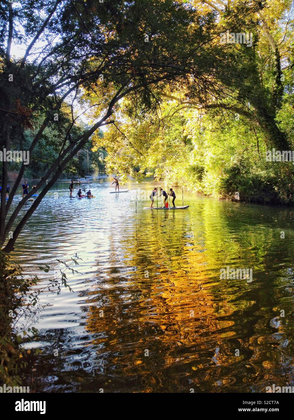 La pratique du stand up paddle sur le fleuve Lez, les berges de La Valette, Montpellier France - Image de stock capturée avec un smartphone