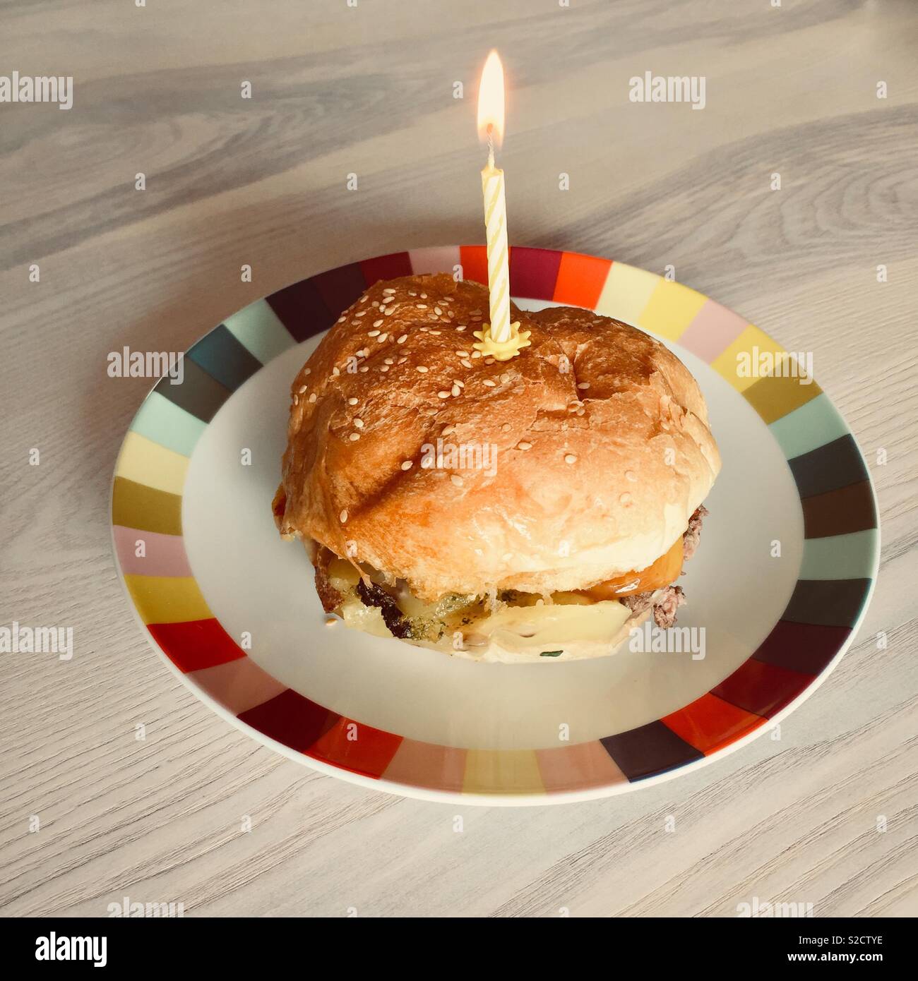 Joyeux Anniversaire Burger Photo Stock Alamy