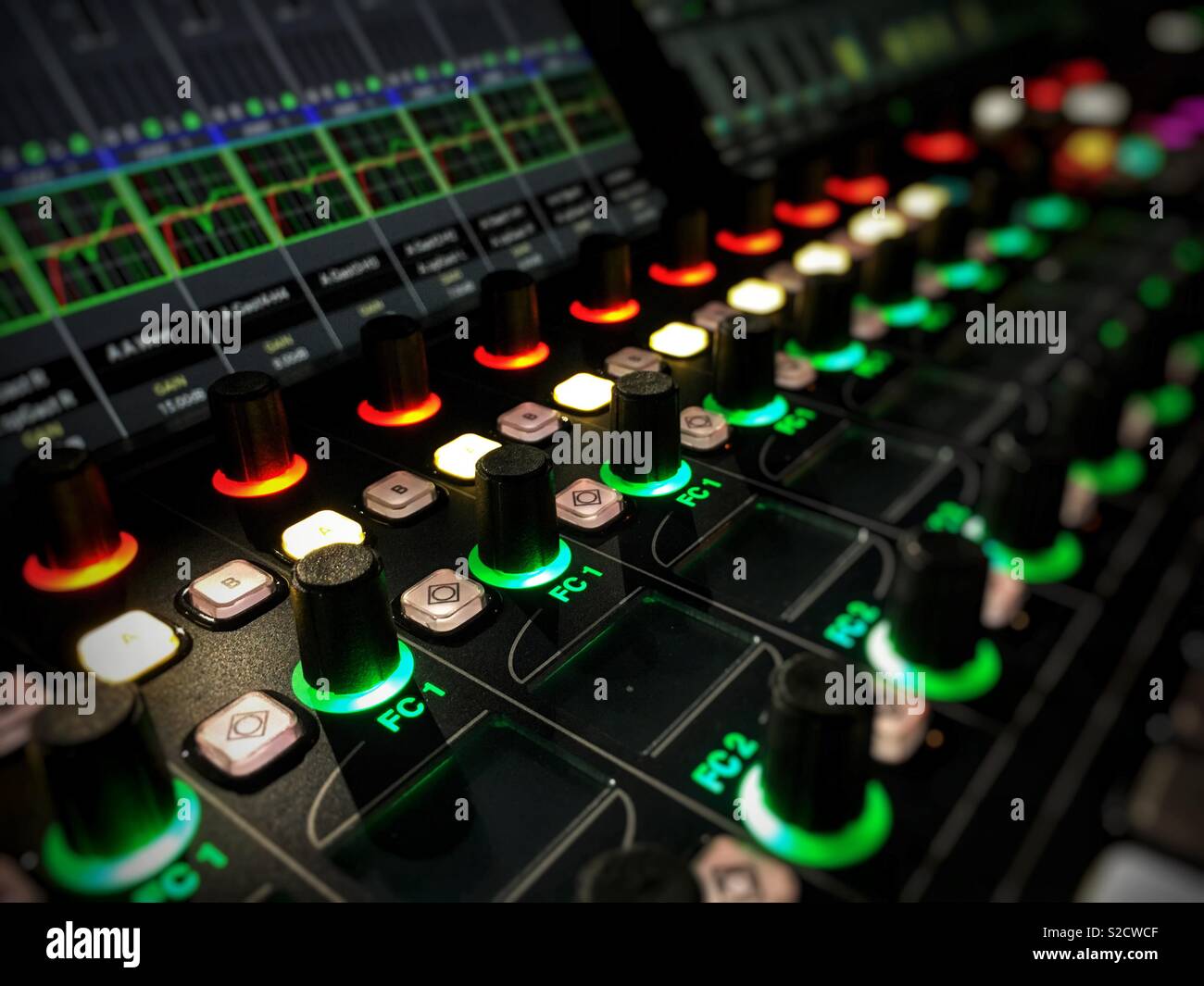 Boutons sur un mélangeur audio numérique pour la post production Banque D'Images